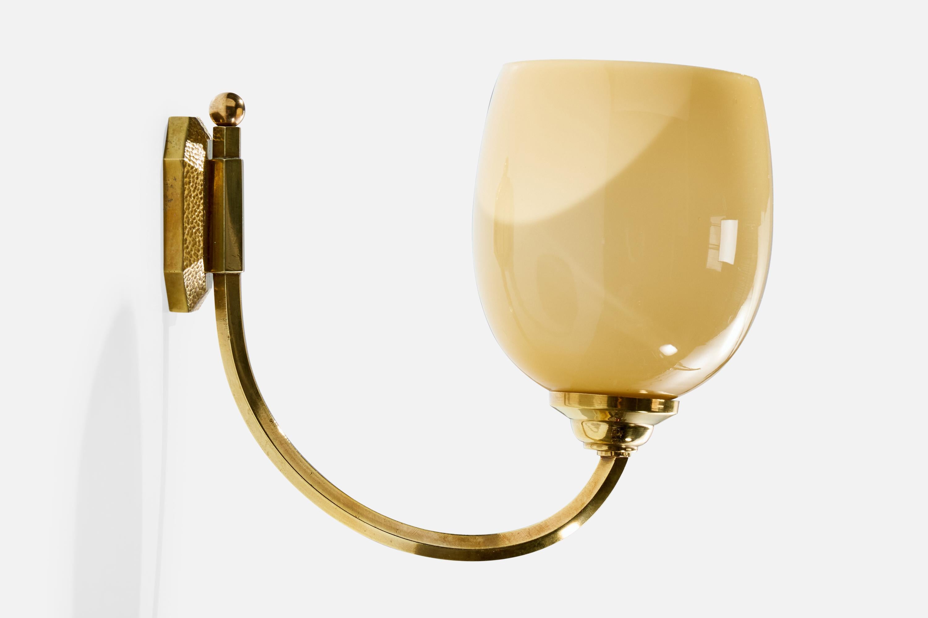 Milieu du XXe siècle Design/One, appliques, laiton, verre, France, années 1950 en vente