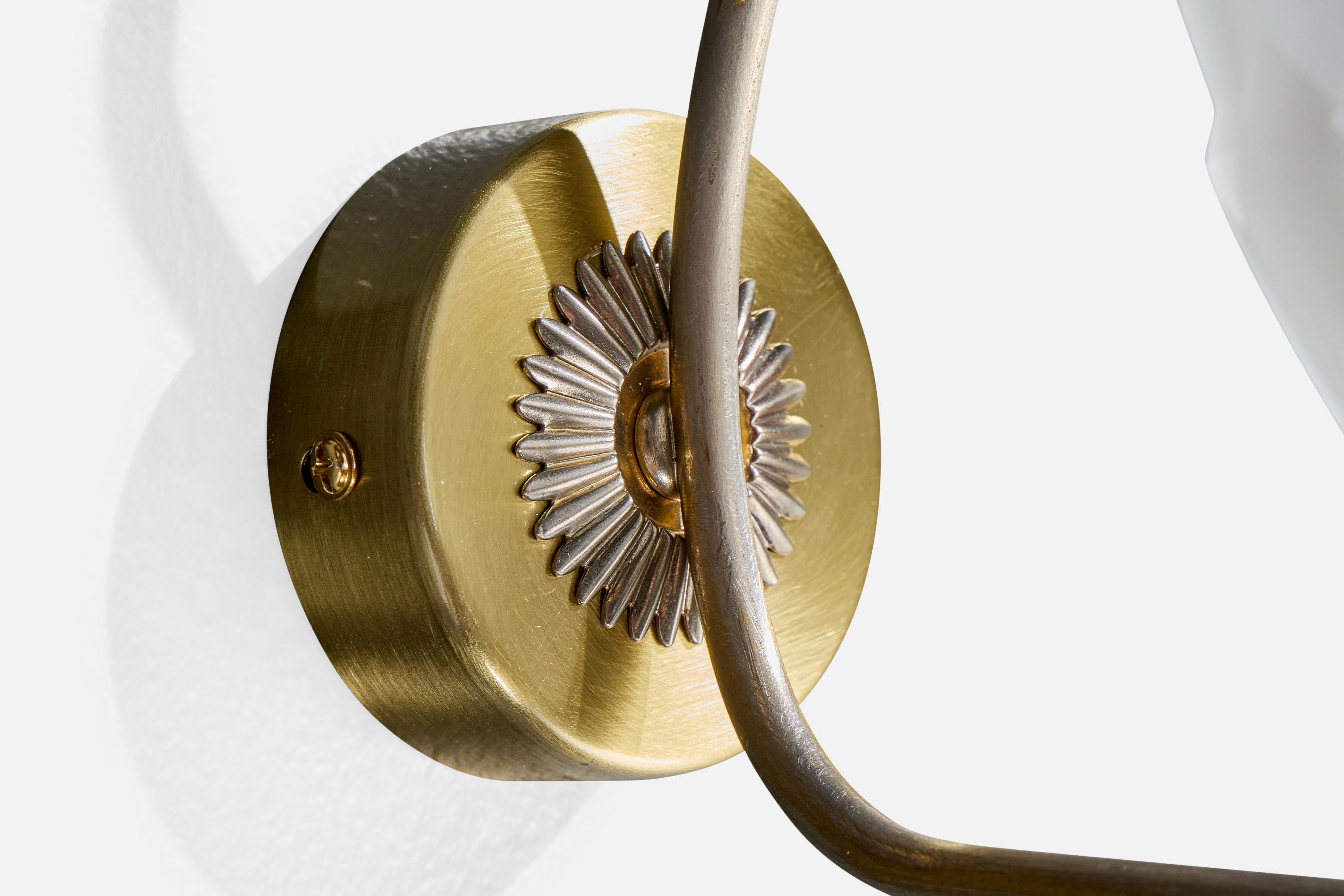 Metà XX secolo Designer francese, lampade da parete, ottone, vetro, Francia, anni '1950 in vendita