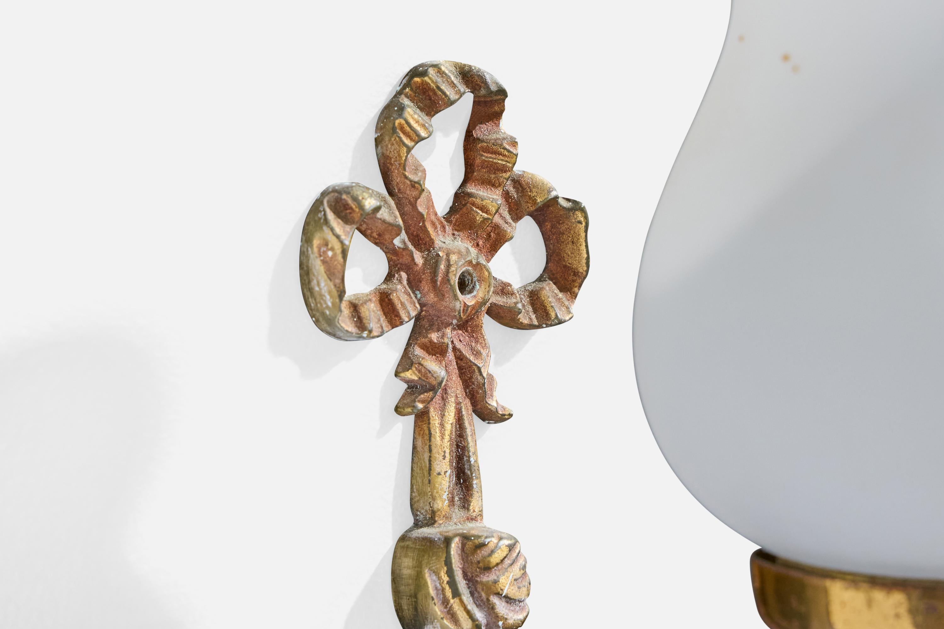 Ottone Designer francese, lampade da parete, ottone, vetro, Francia, anni '1950 in vendita