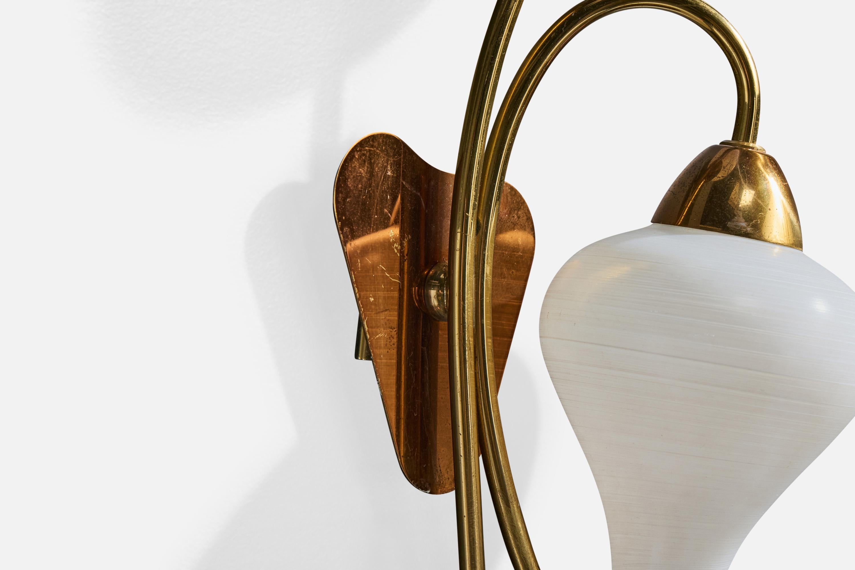 Diseñador francés, Apliques, Latón, Cristal, Francia, Años 1950 mediados del siglo XX en venta