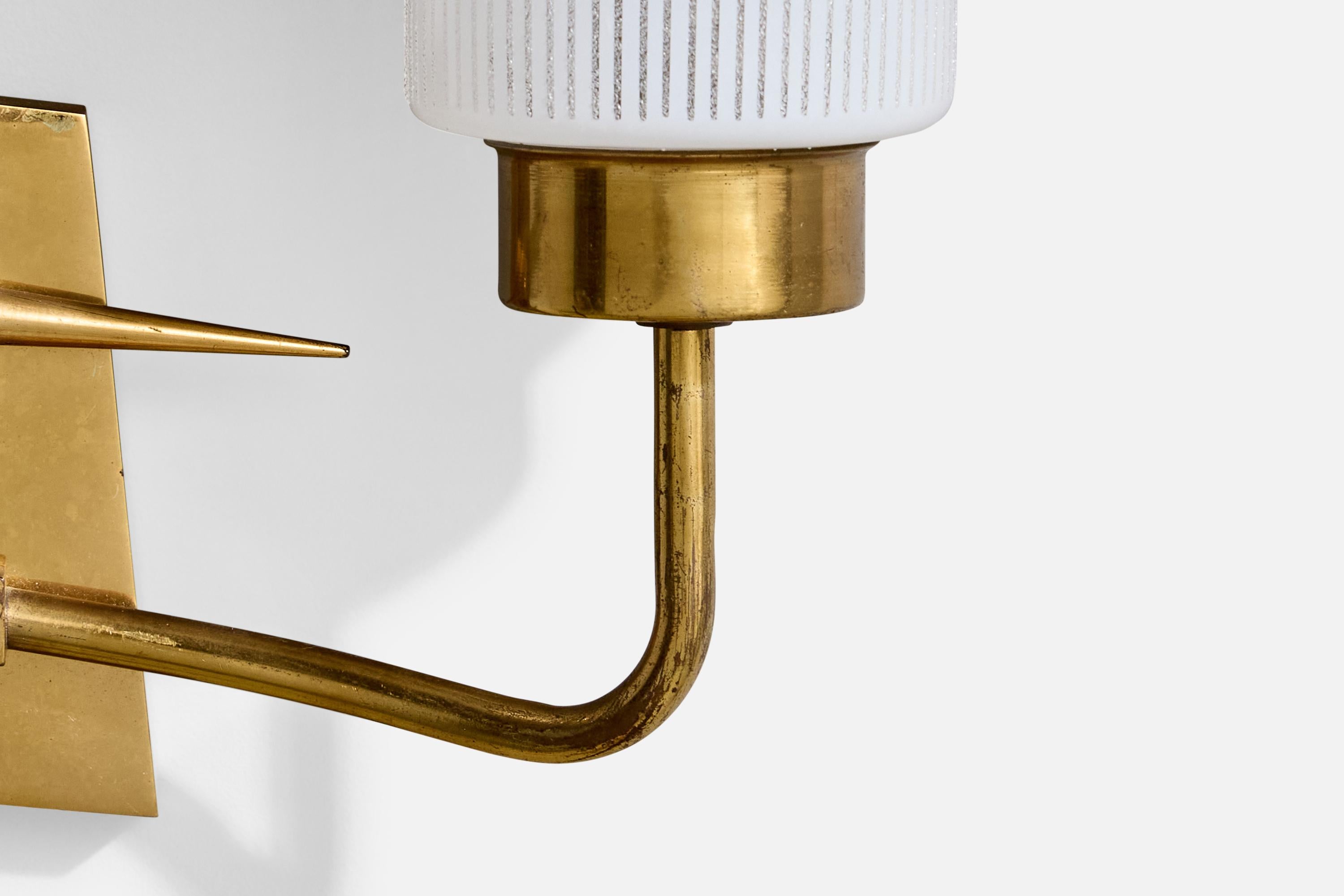 Ottone Designer francese, lampade da parete, ottone, vetro, Francia, anni '1950 in vendita