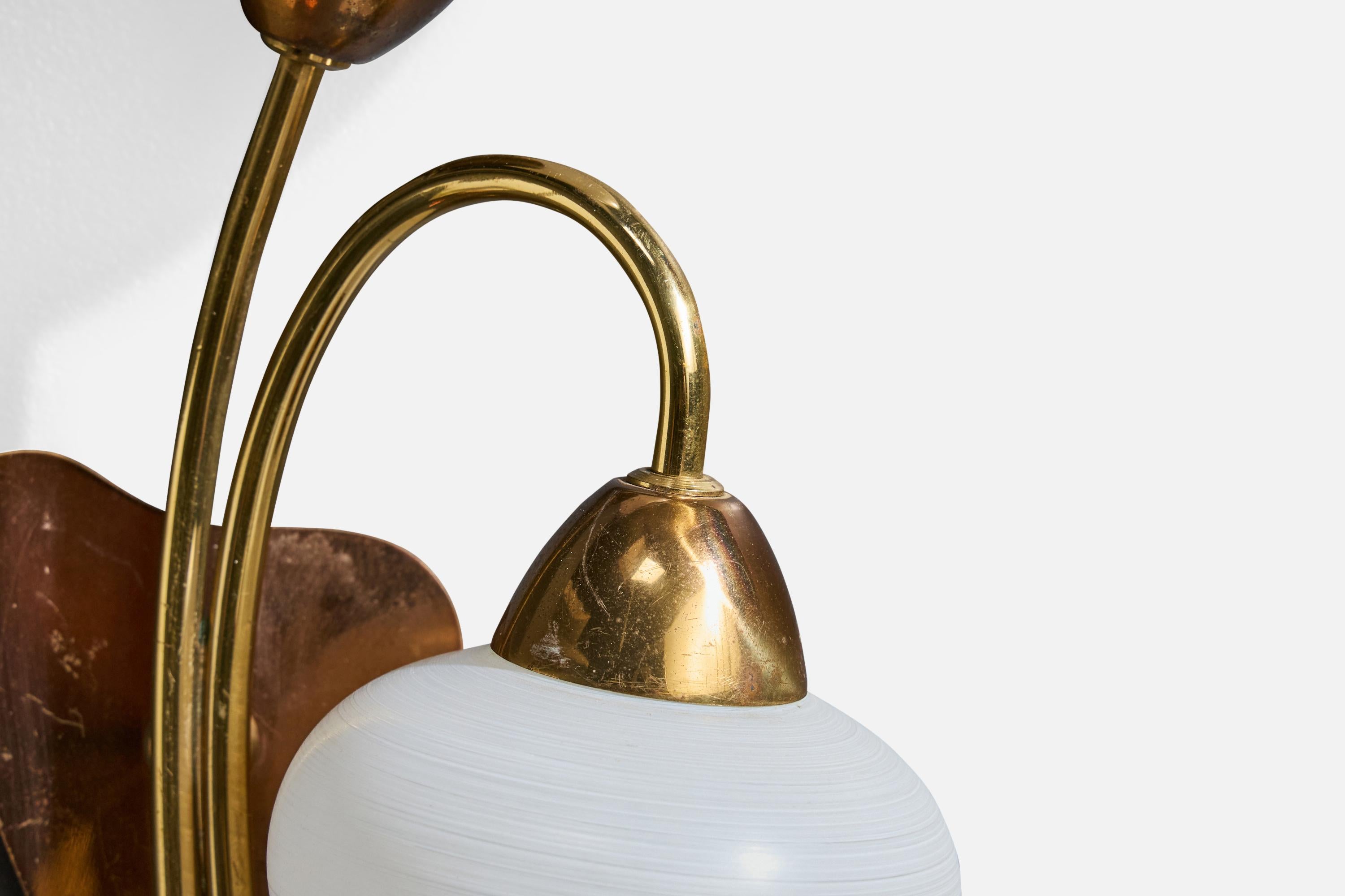 Diseñador francés, Apliques, Latón, Cristal, Francia, Años 1950 en venta 3