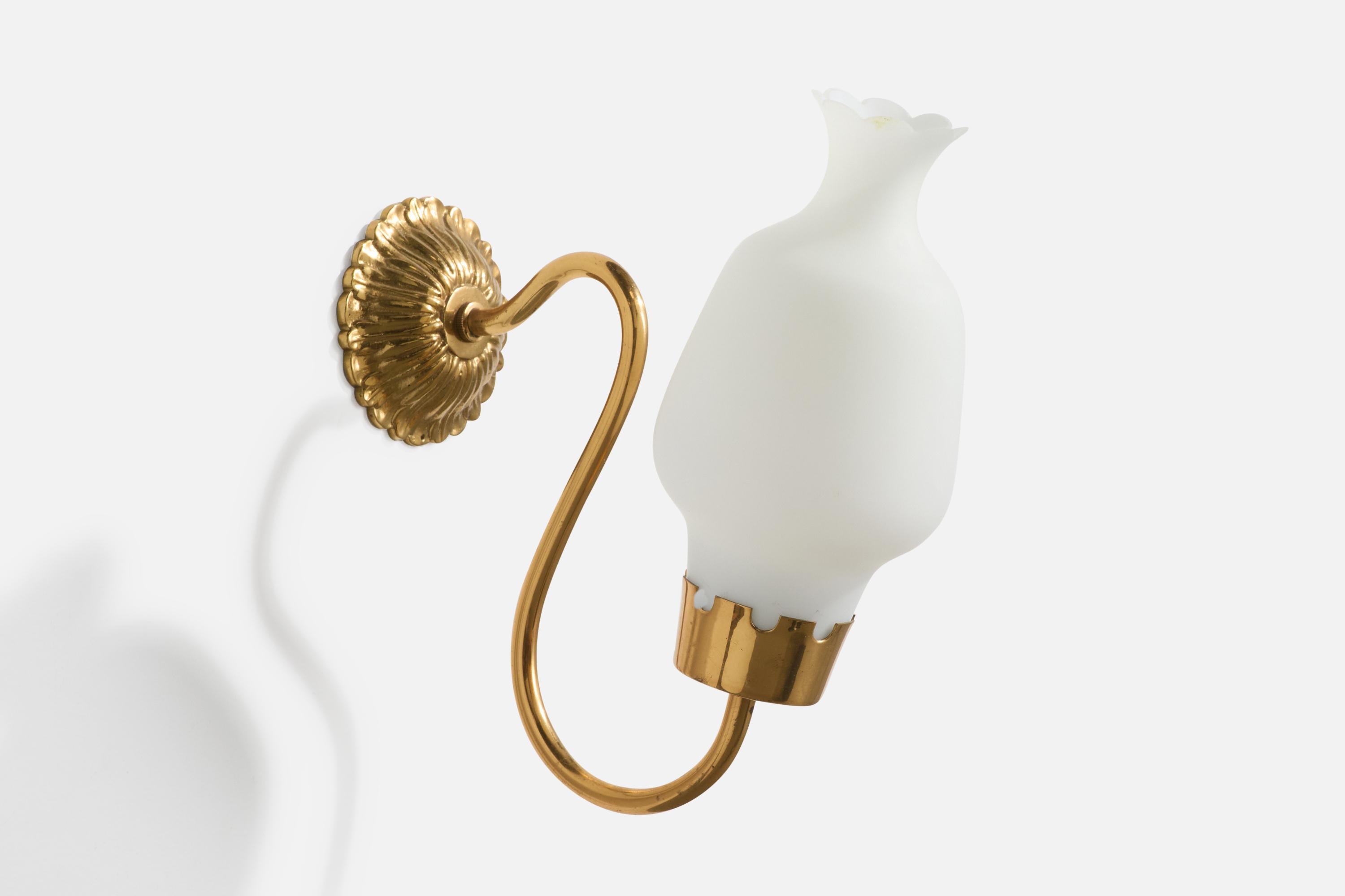 French Designer, Wall Lights, Brass, Glass, France, 1960s In Good Condition For Sale In High Point, NC