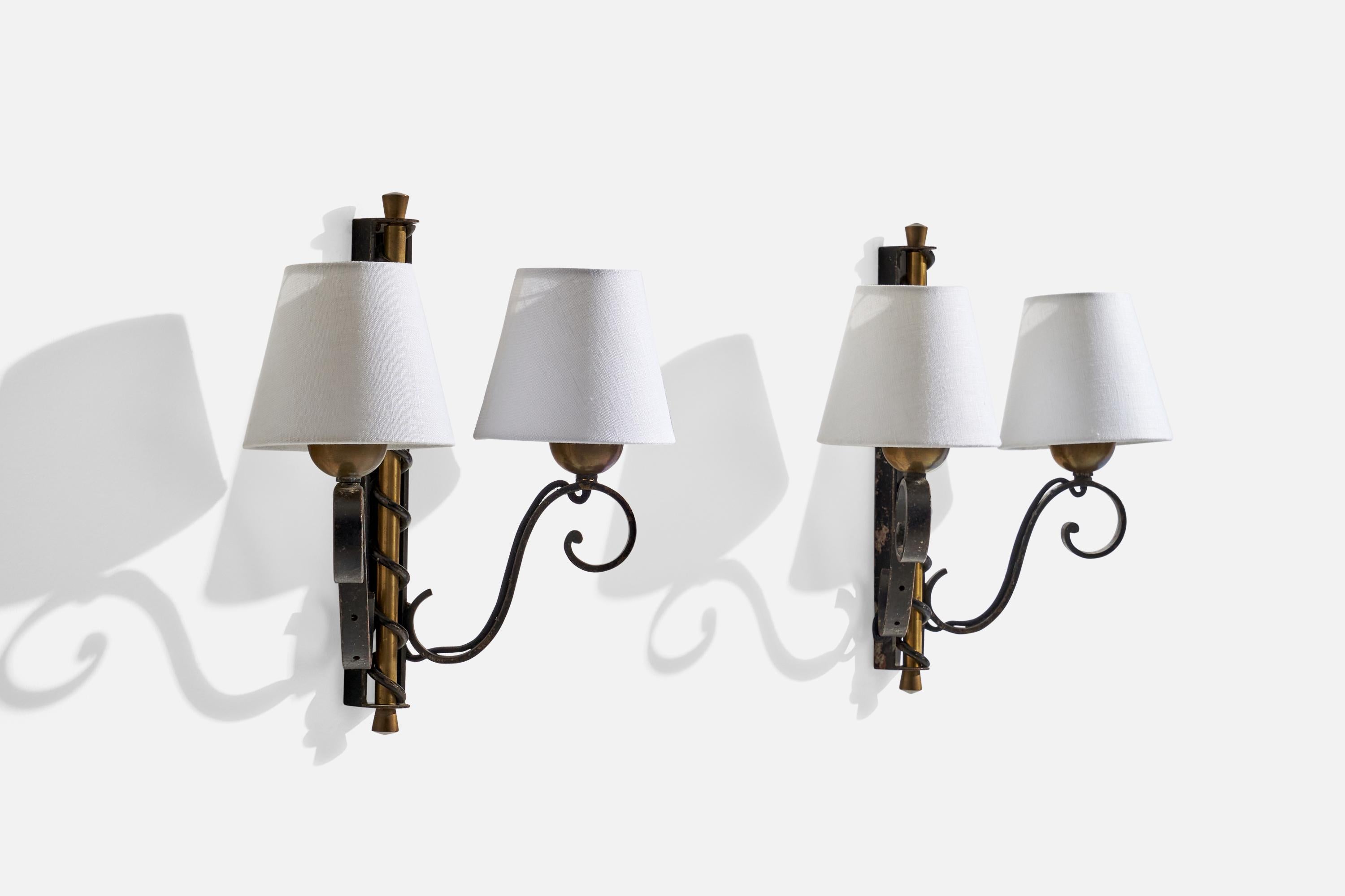 Französischer Designer, Wandleuchten, Messing, Eisen, Stoff, Frankreich, 1940er Jahre (Moderne) im Angebot