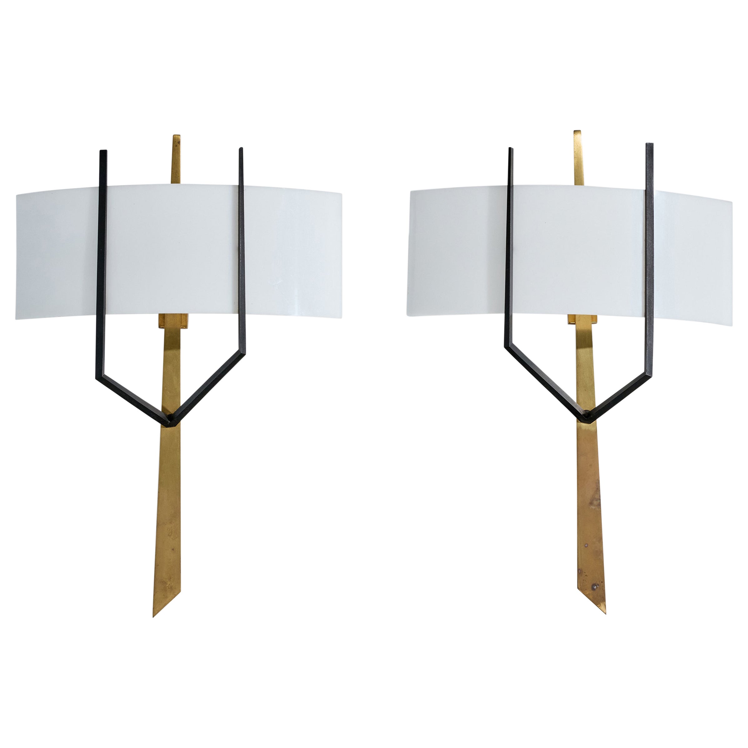 Französischer Designer, Wandleuchten, Messing, Metall, Acryl, Frankreich, 1960er Jahre im Angebot