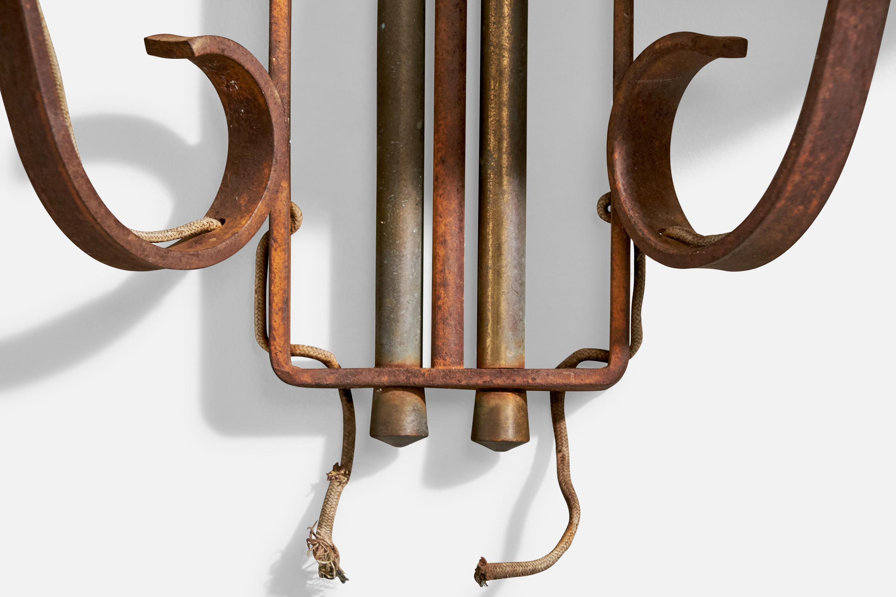 Francese Design francese, lampade da parete, ottone, metallo, tessuto, Francia, anni '1940 in vendita