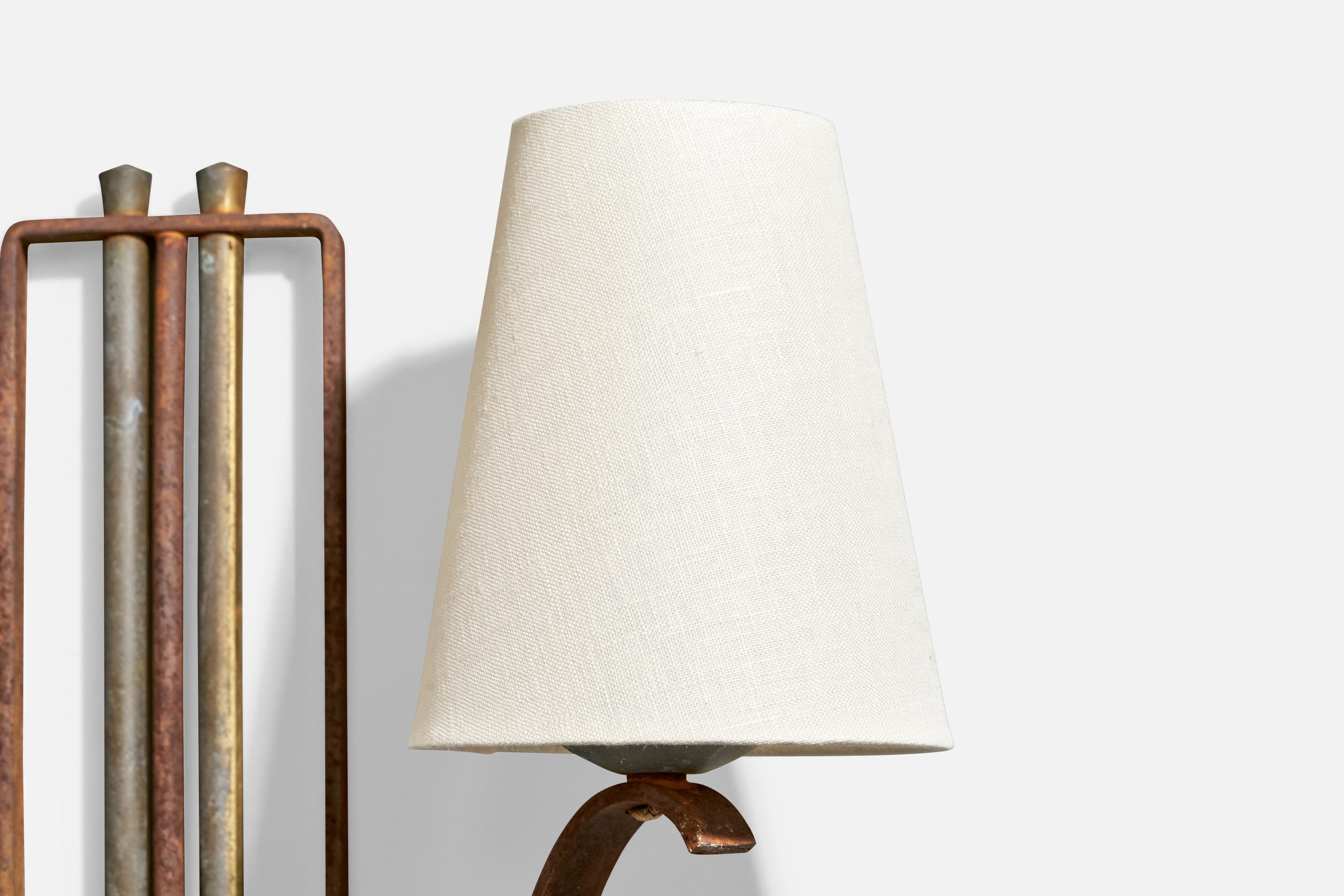 Metà XX secolo Design francese, lampade da parete, ottone, metallo, tessuto, Francia, anni '1940 in vendita