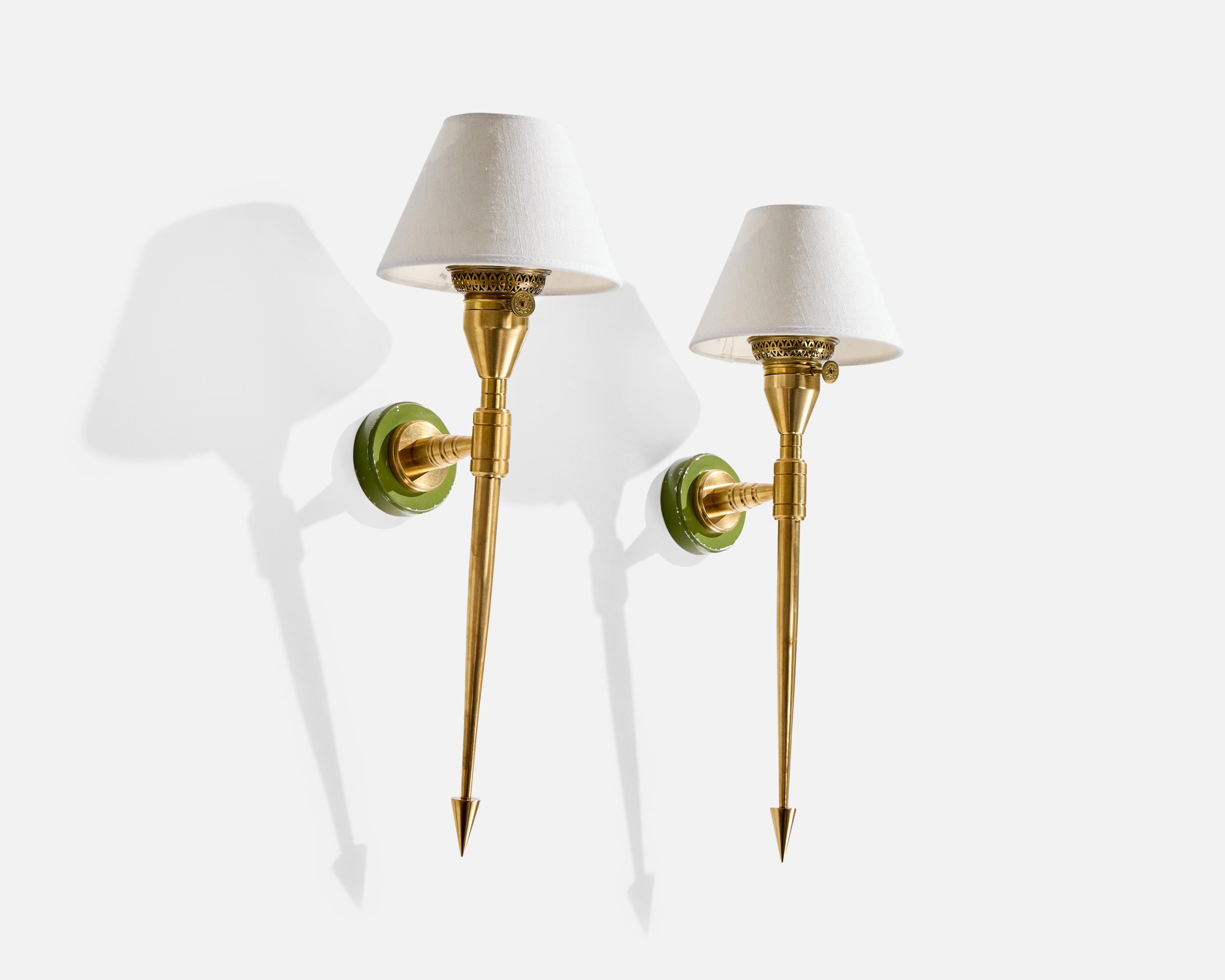 Pareja de apliques de latón, metal lacado en verde y tela blanca, diseñados y fabricados en Francia, c. 1950.

Oxidación presente en el latón

Pérdida de laca verde presente en el metal

Desgaste propio de la edad y el uso

Dimensiones totales