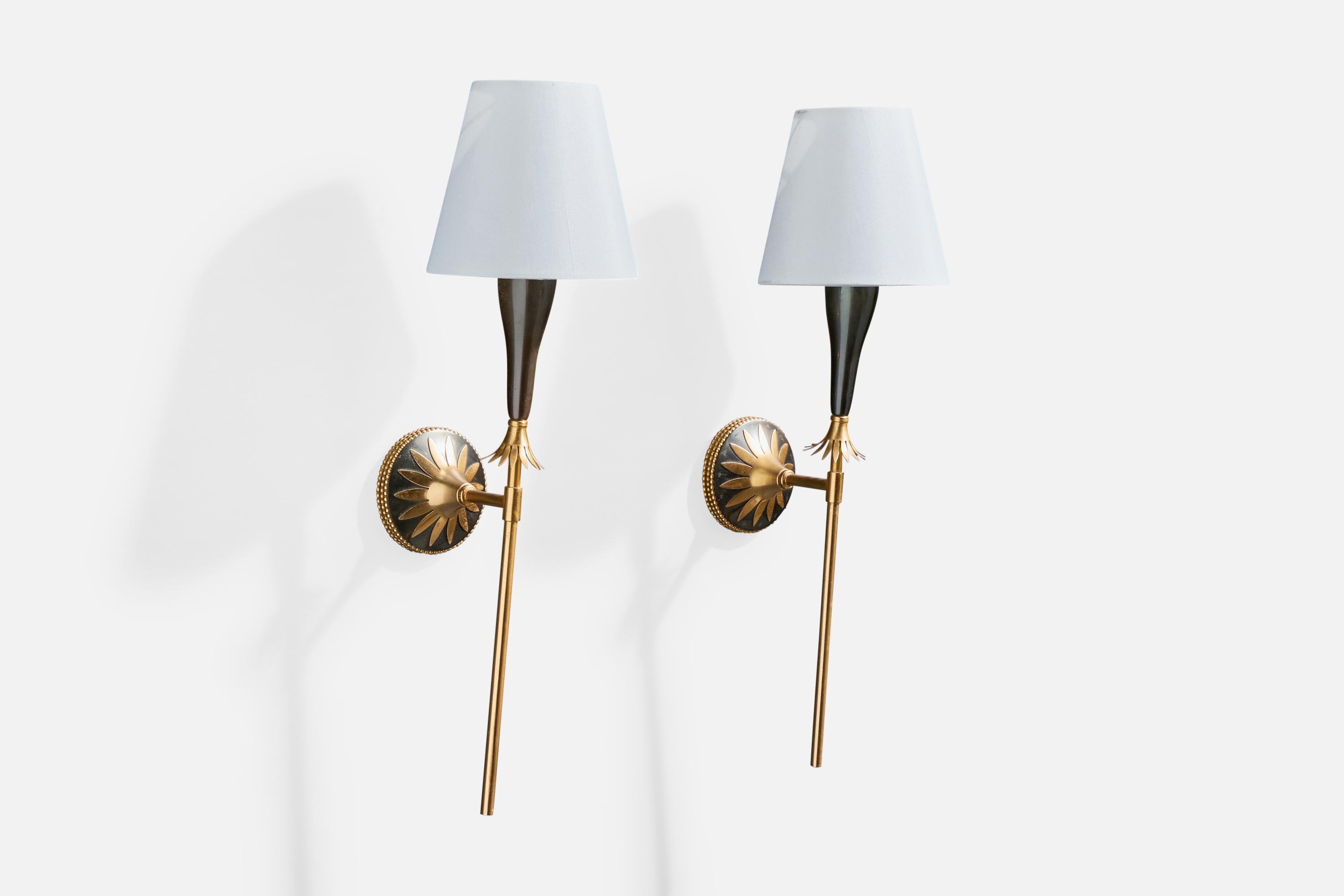 Aplique de latón, metal y tela blanca diseñado y fabricado en Francia, c. 1950.

Pantallas de lámpara nuevas.

Dimensiones totales (en pulgadas): 17,0 