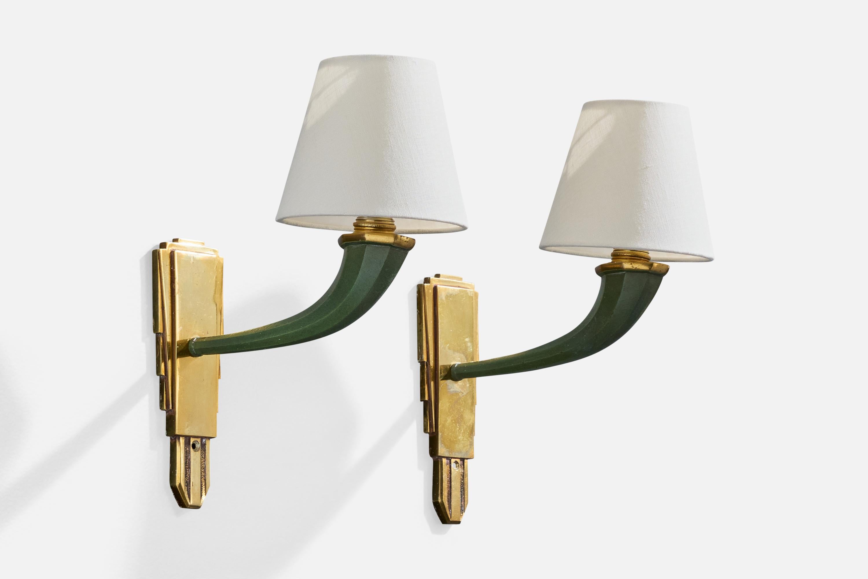 Ein Paar Wandleuchten aus Messing, grün lackiertem Metall und weißem Stoff, entworfen und hergestellt in Frankreich, ca. 1950er Jahre.

Ersetzte Lampenschirme.

Gesamtabmessungen (Zoll): 12,0 