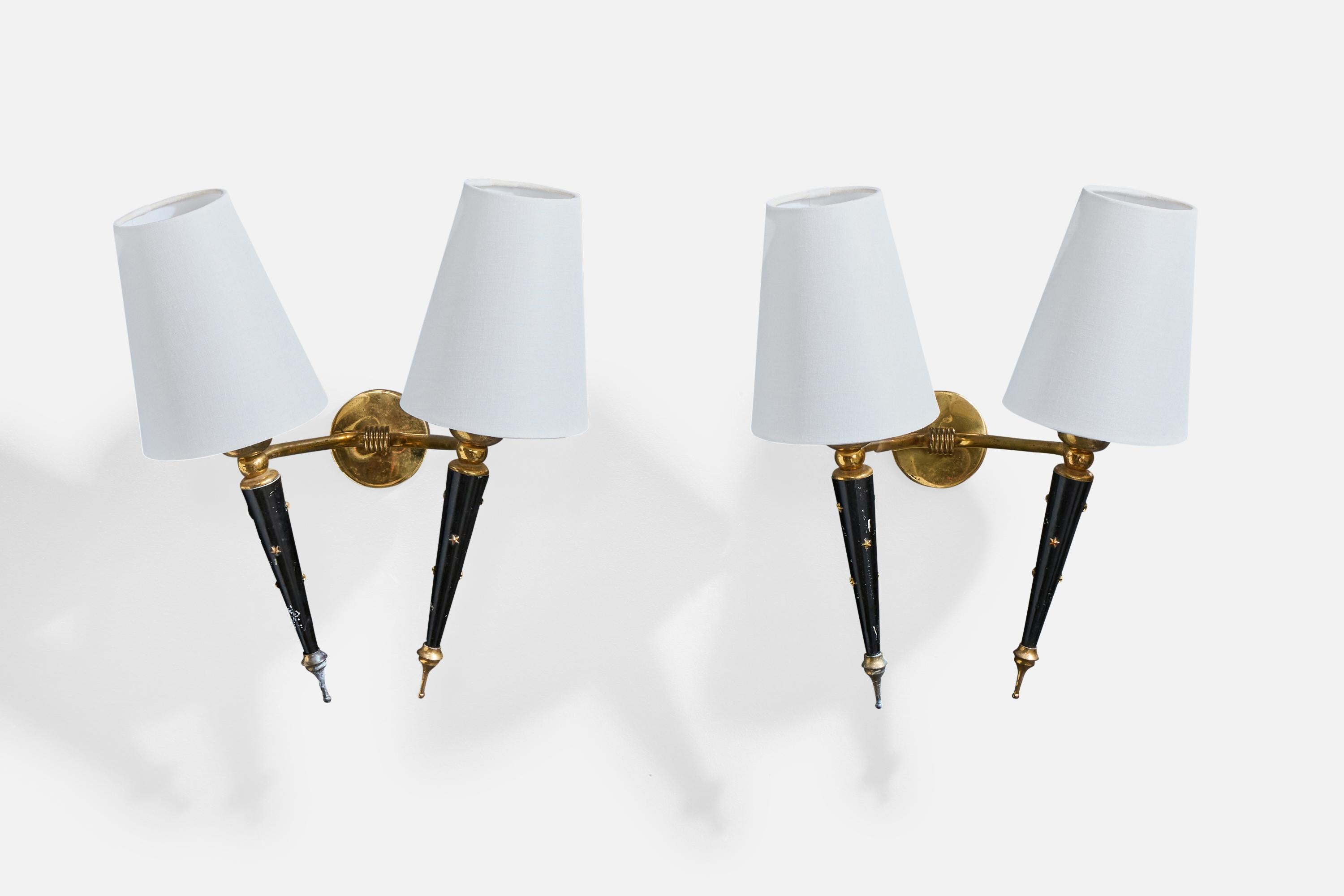 Coppia di applique in ottone, metallo laccato nero e tessuto bianco progettate e prodotte in Francia, anni '50 circa.

Paralumi nuovi di zecca.

Usura e perdite sulla lacca nera.

Dimensioni complessive (pollici): 14,25 