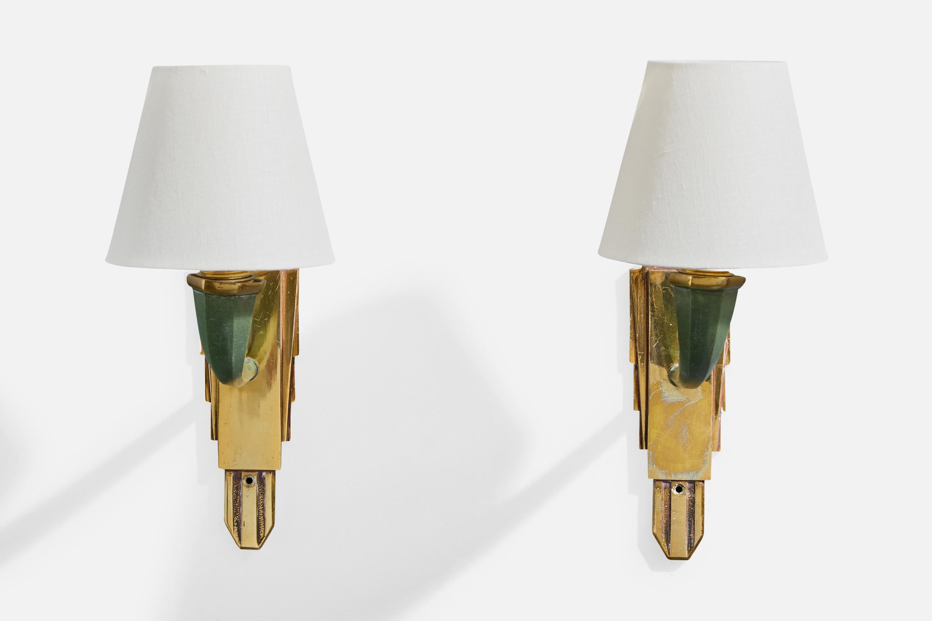 Französischer Designer, Wandleuchten, Messing, Metall, Stoff, Frankreich, 1950er Jahre im Zustand „Gut“ im Angebot in High Point, NC