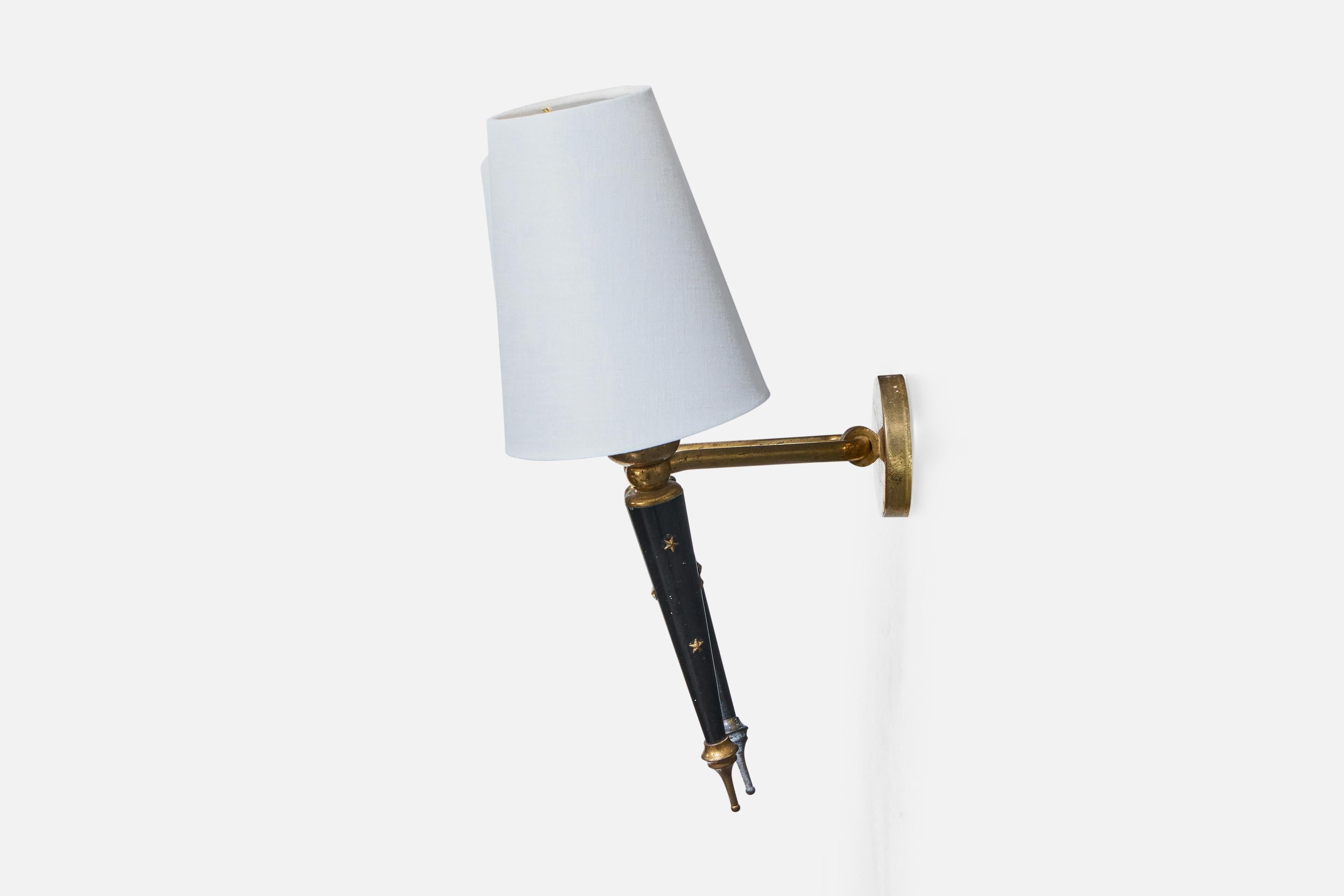 Metà XX secolo Design francese, lampade da parete, ottone, metallo, tessuto, Francia, anni '1950 in vendita