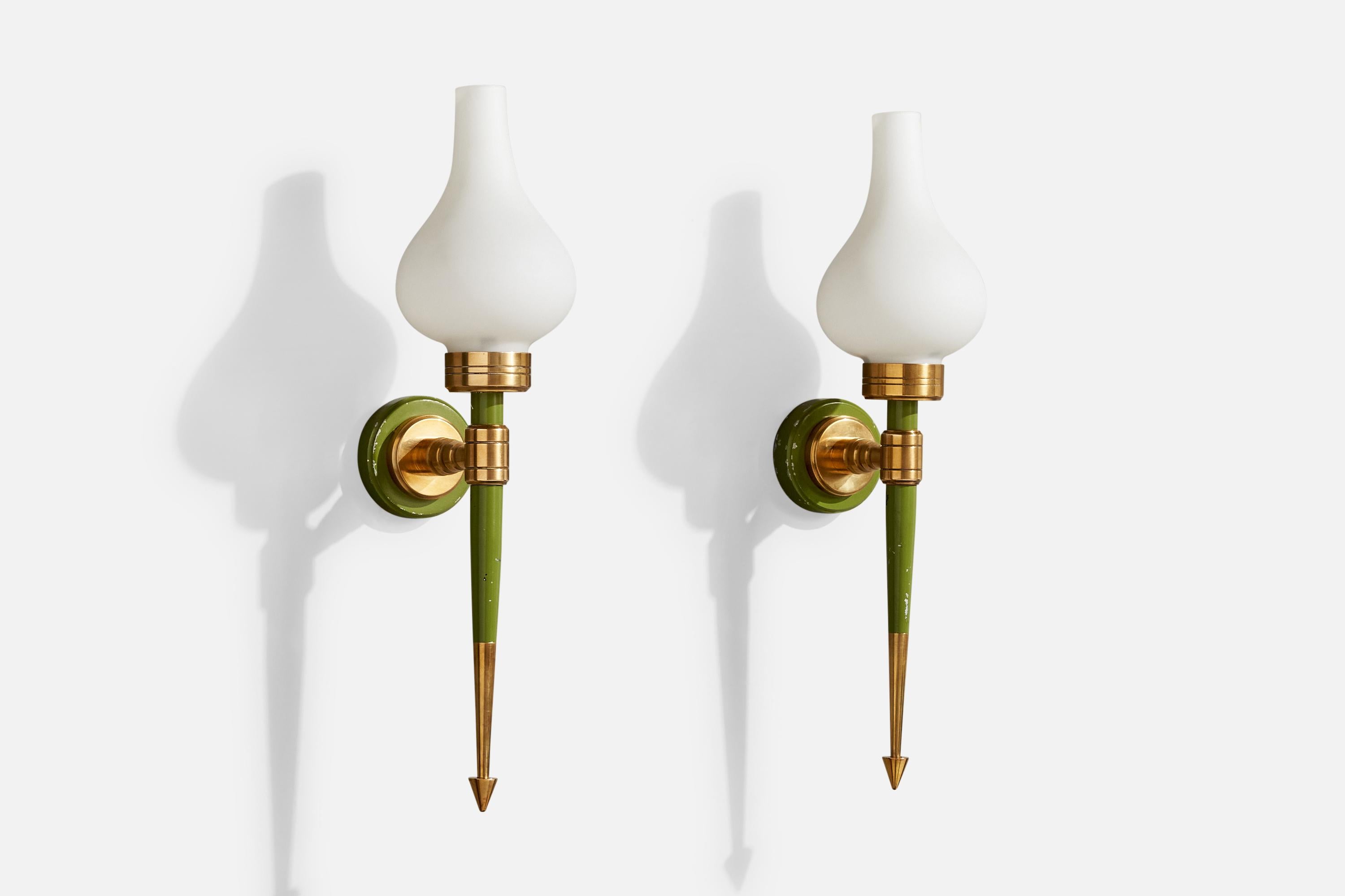 Paire d'appliques en laiton, métal laqué vert et verre opalin blanc, conçues et produites en France, c. 1940.

Dimensions globales (en pouces) : 16,5