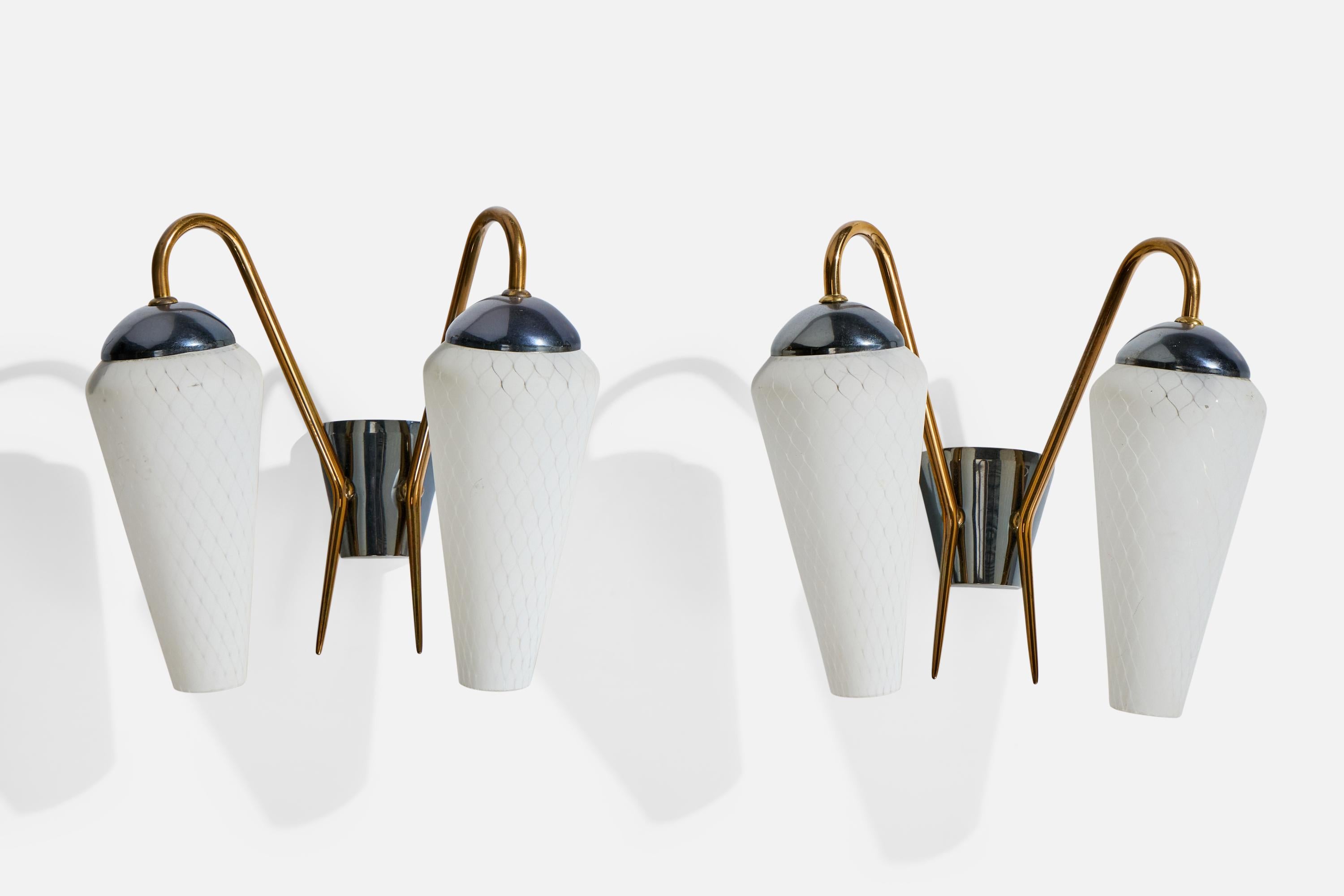 Pareja de apliques de metal, latón y vidrio grabado, diseñados y fabricados en Francia, c. 1950.

Dimensiones totales (en pulgadas): 9,0