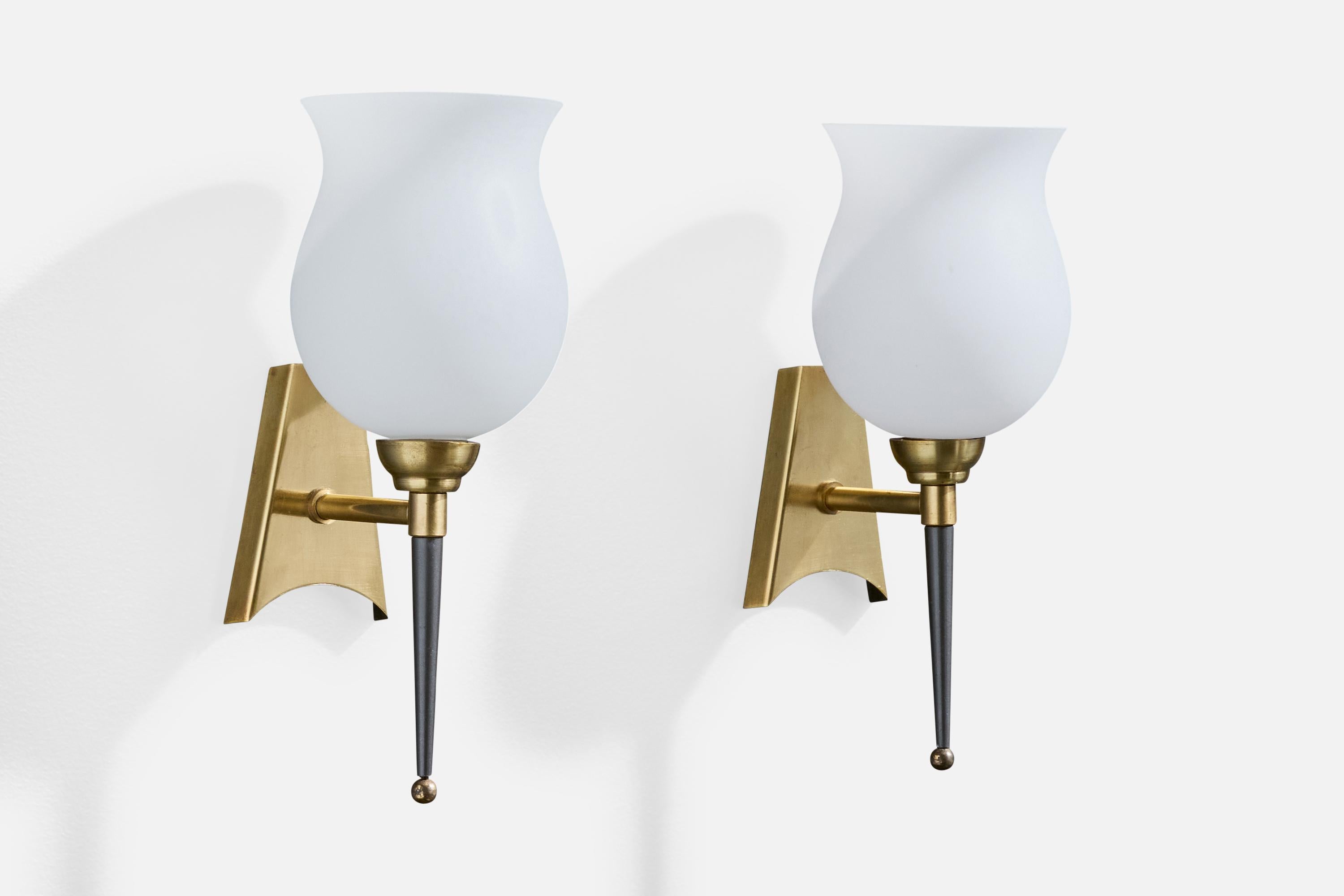 Ein Paar Wandleuchten aus Messing, Metall und weißem Opalglas, entworfen und hergestellt in Frankreich, ca. 1950er Jahre.

Gesamtabmessungen (Zoll): 10,5 