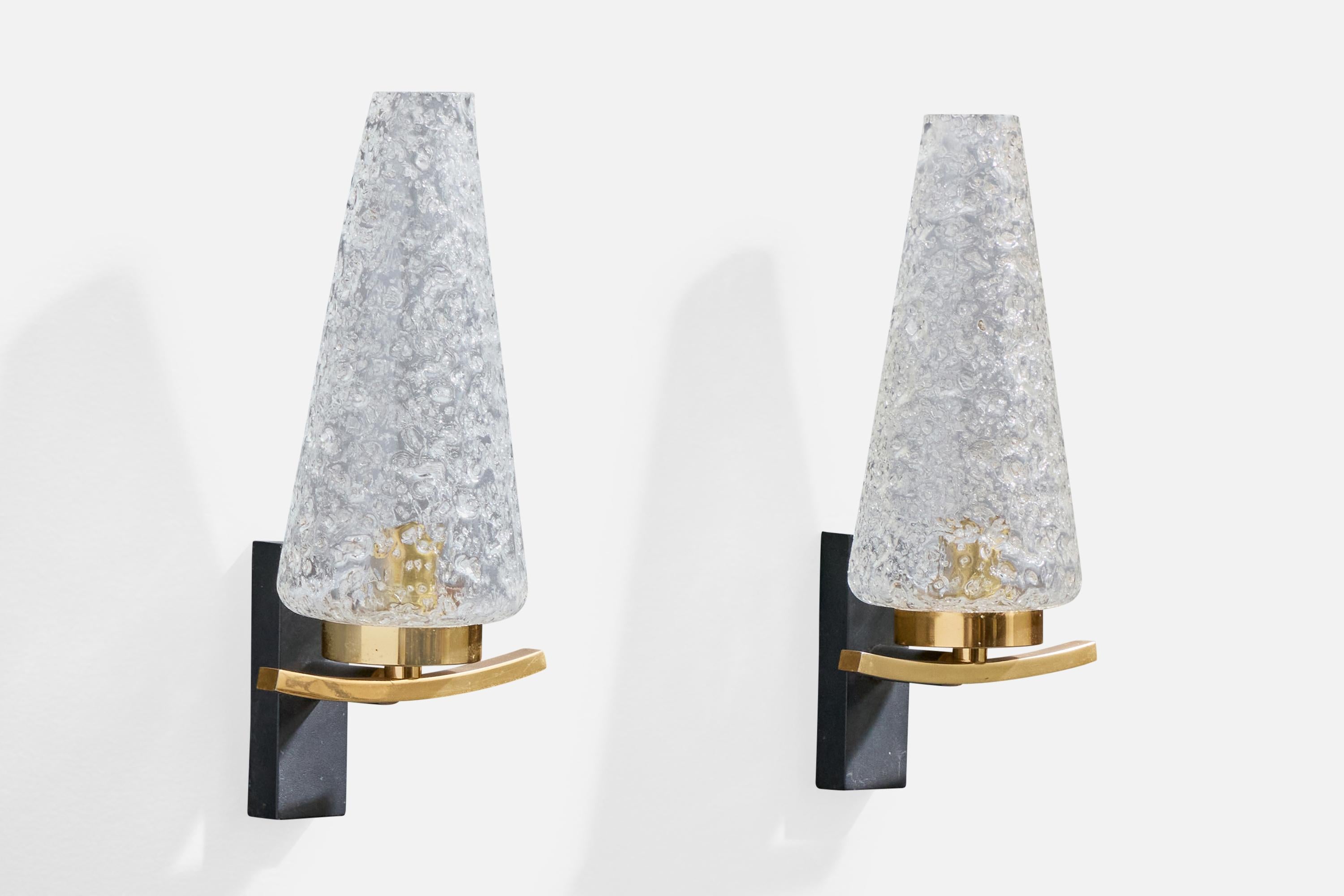 Pareja de apliques de latón, metal lacado en negro y cristal esmerilado, diseñados y fabricados en Francia, c. 1950.

Dimensiones totales (en pulgadas): 10,5 