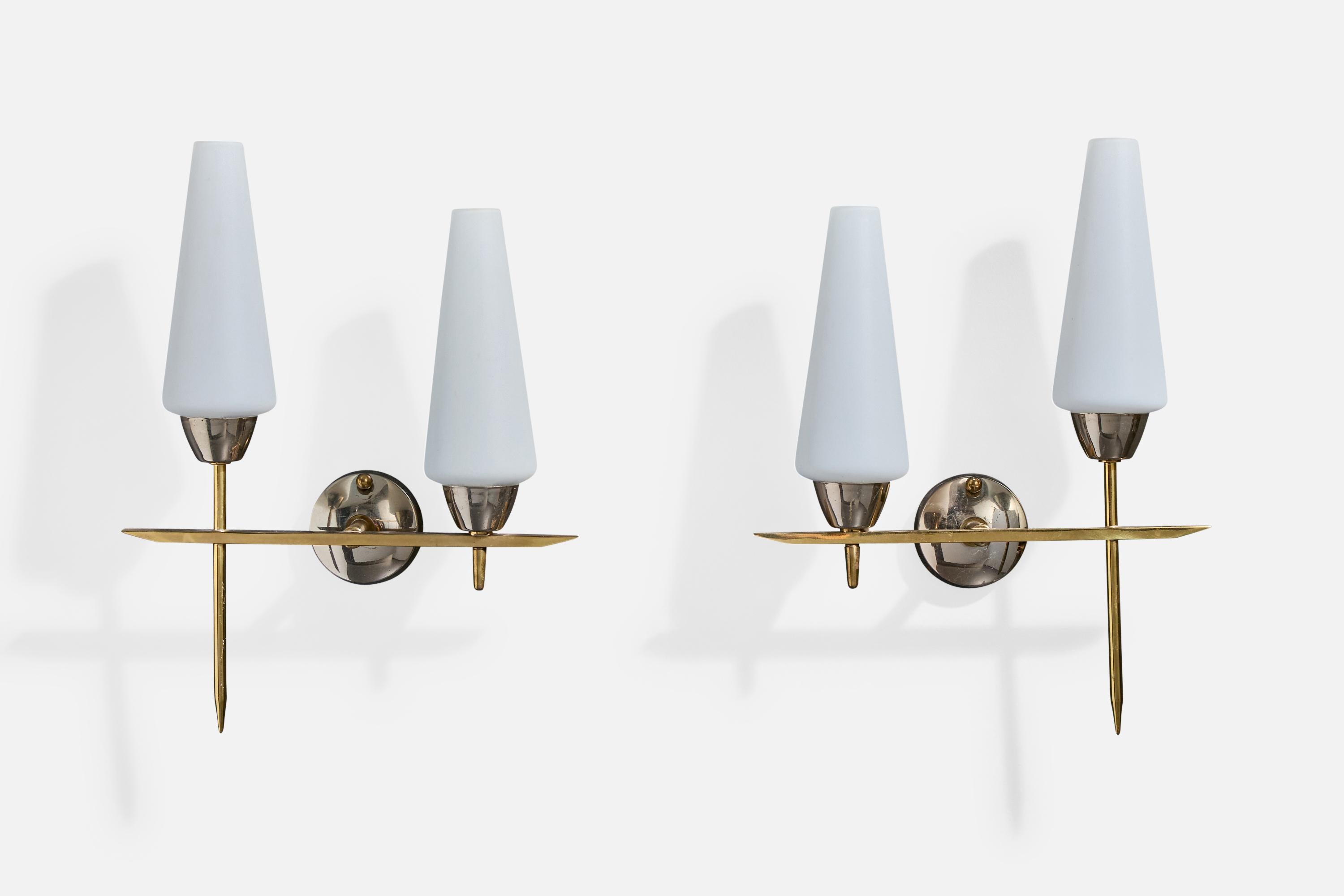 Paire d'appliques en laiton, métal et verre opalin blanc conçues et produites en France, c.C. 1950.

Très légère oxydation sur le laiton, légères rayures et taches sur les abat-jour en verre.

Dimensions globales (en pouces) : 14,75 