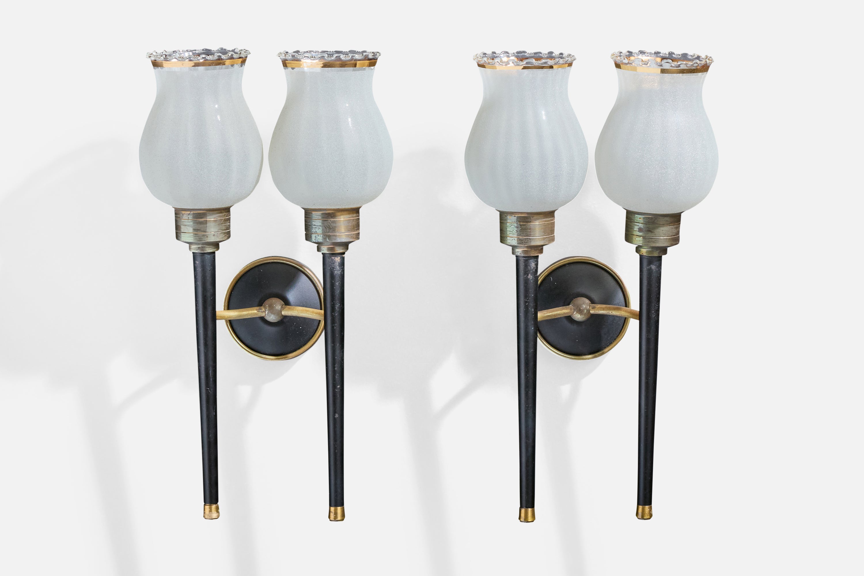 Paire d'appliques en laiton, métal laqué noir et verre opalin blanc doré, conçues et produites en France, C.C.

Oxydation modérée sur l'ensemble du laiton 

Dimensions globales (en pouces) : 15,0 