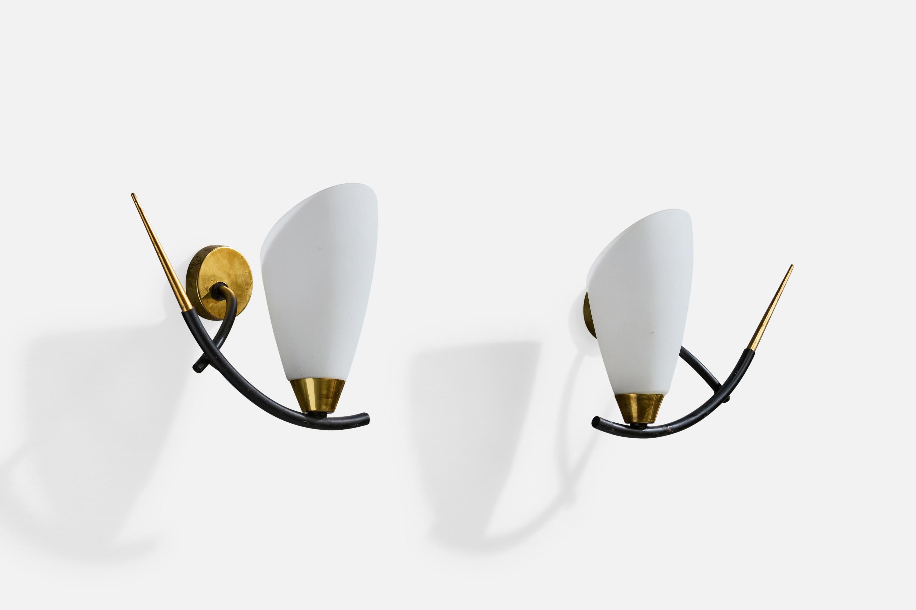 Paire d'appliques en laiton, métal laqué noir et verre opalin blanc, conçues et produites en France, c.C. 1950.

Oxydation présente sur le laiton et le métal.  Usure correspondant à l'âge et à l'usage.

Dimensions globales (en pouces) : 7,25 