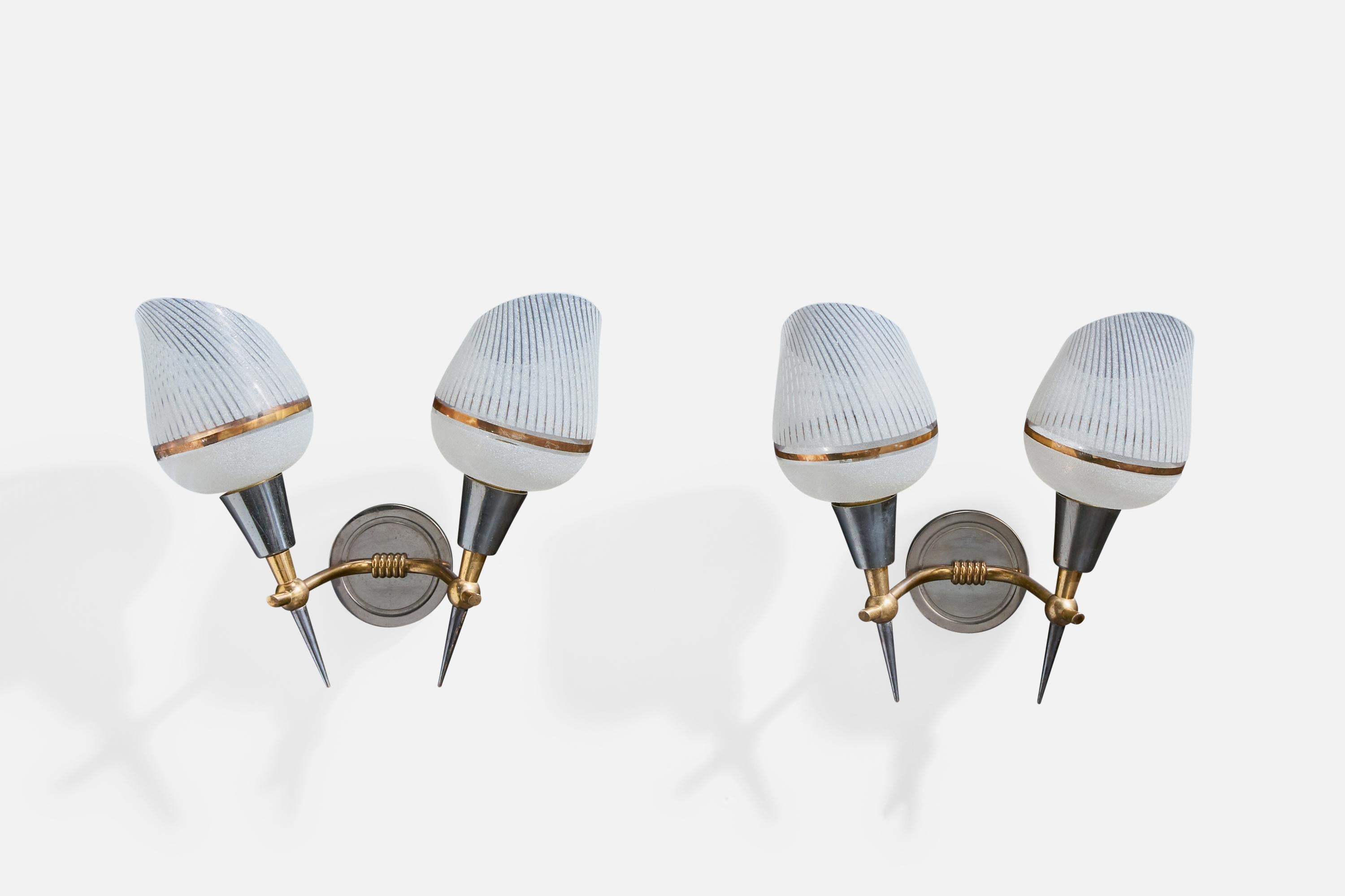 Coppia di applique in ottone, metallo e vetro dorato acidato progettate e prodotte in Francia, anni '50 circa.

Gli zoccoli e i bracci presentano una leggera ossidazione, la striscia di metallo sui paralumi presenta graffi moderati e una crepa su un