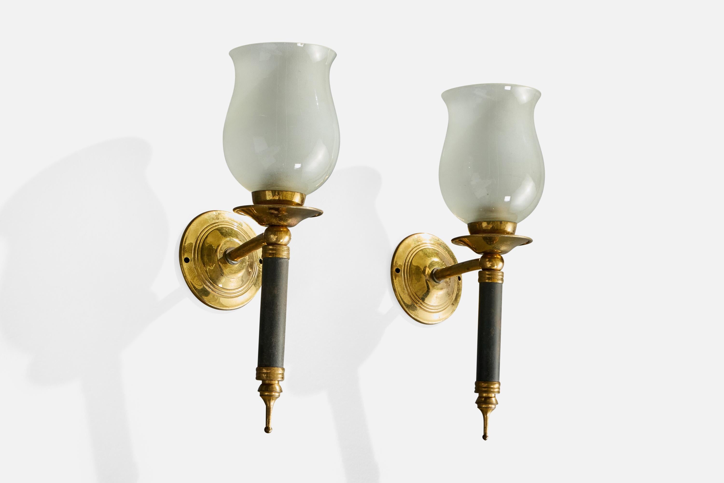 Ein Paar Wandleuchten aus Messing, Metall und Glas, entworfen und hergestellt in Frankreich, ca. 1950er Jahre.

Anlaufen auf der Unterseite der mittleren Platte (auf einer).

Die andere ist so gebogen, dass die untere Spitze im Vergleich dazu etwas