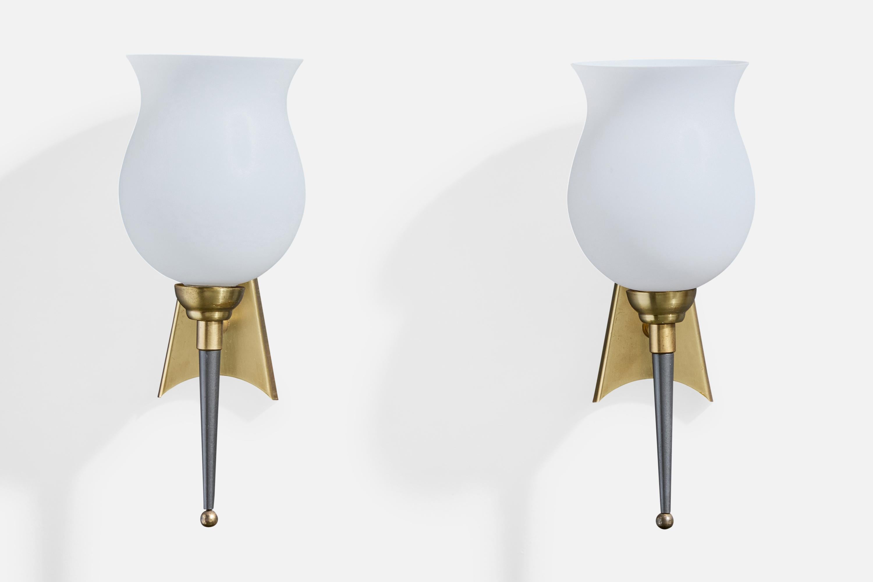 Französischer Designer, Wandleuchten, Messing, Metall, Glas, Frankreich, 1950er Jahre (Moderne der Mitte des Jahrhunderts) im Angebot