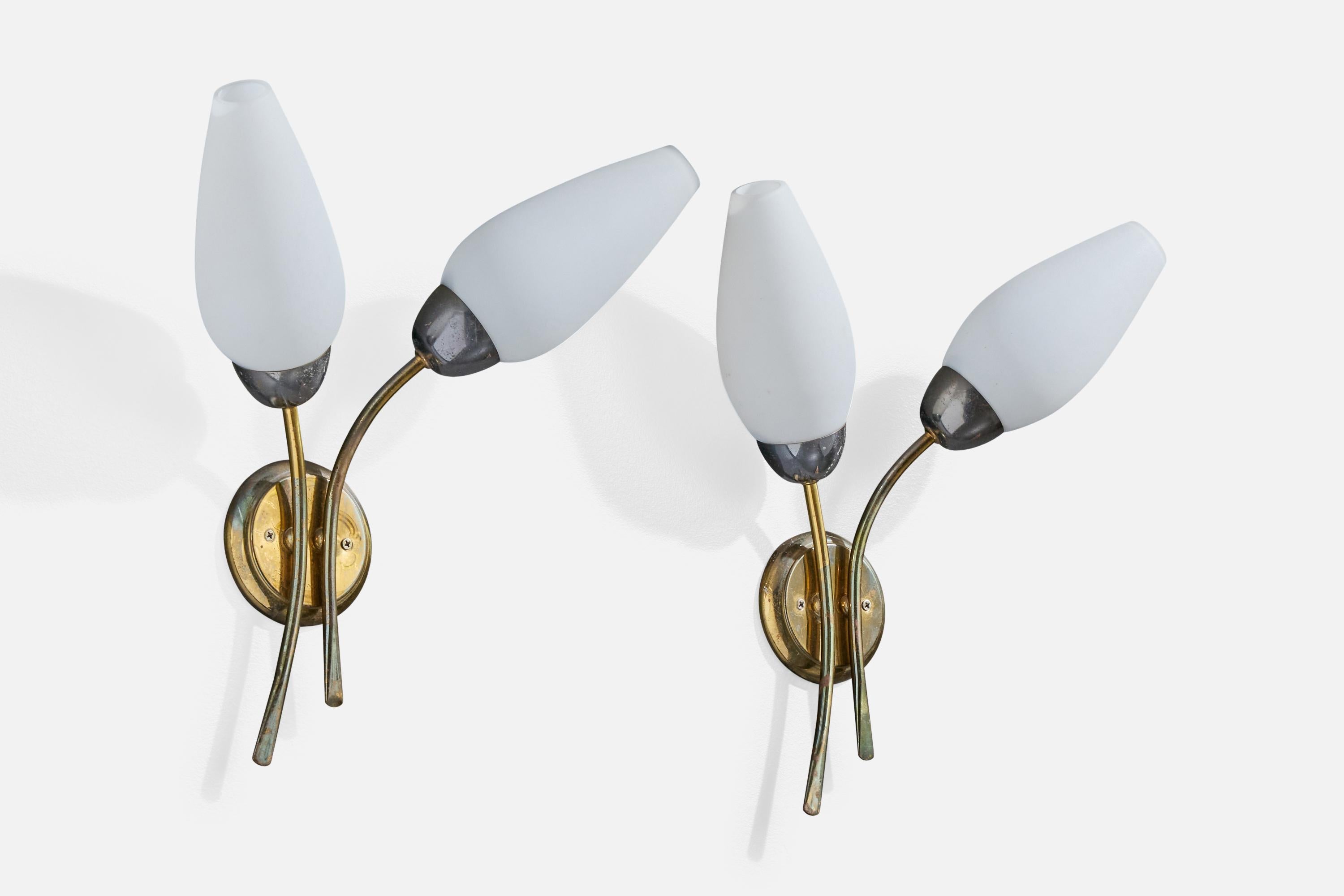 Francese Designer francese, lampade da parete, ottone, metallo, vetro, Francia, anni '50 in vendita