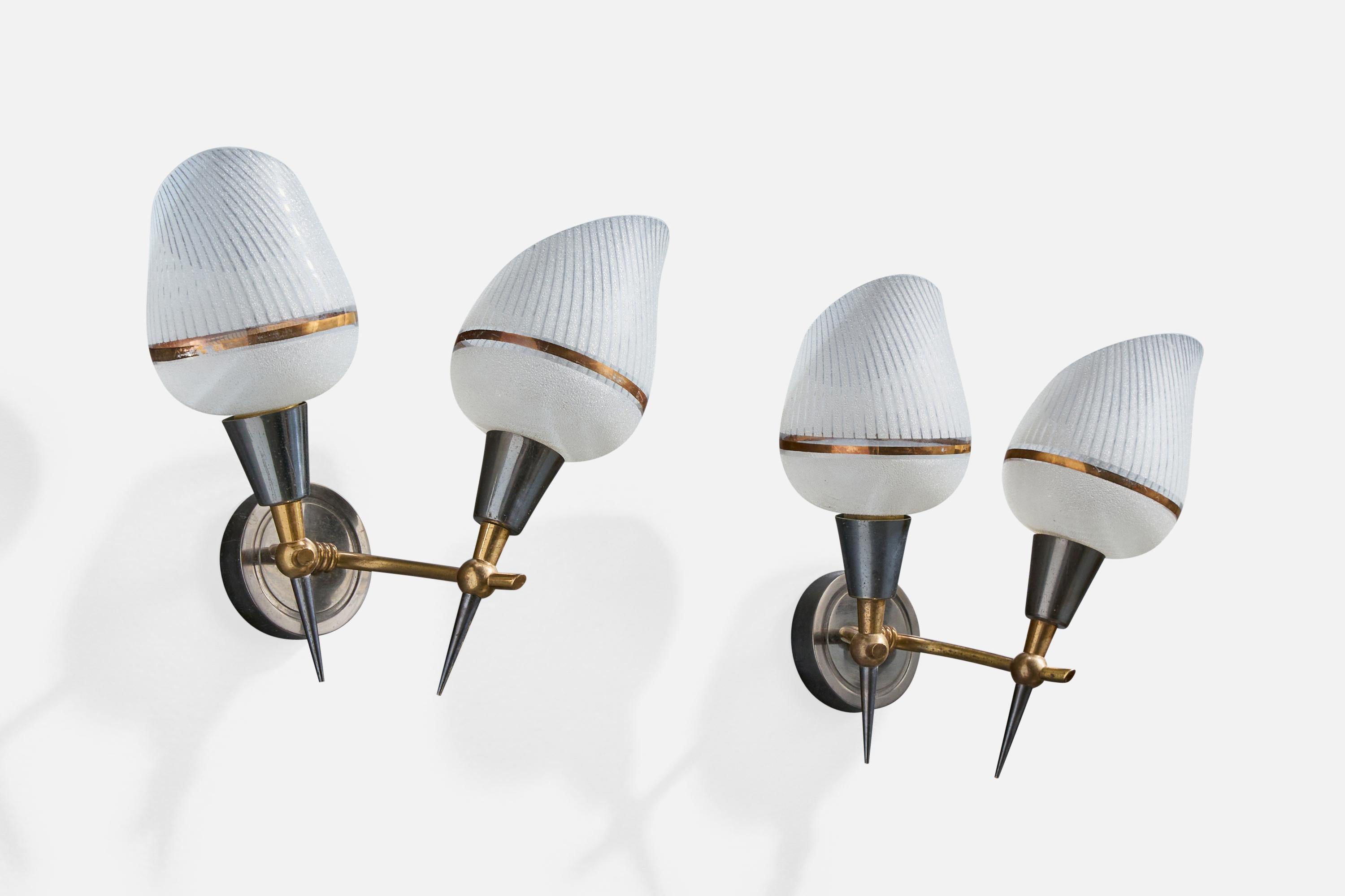 Mid-Century moderno Designer francese, lampade da parete, ottone, metallo, vetro, Francia, anni '50 in vendita