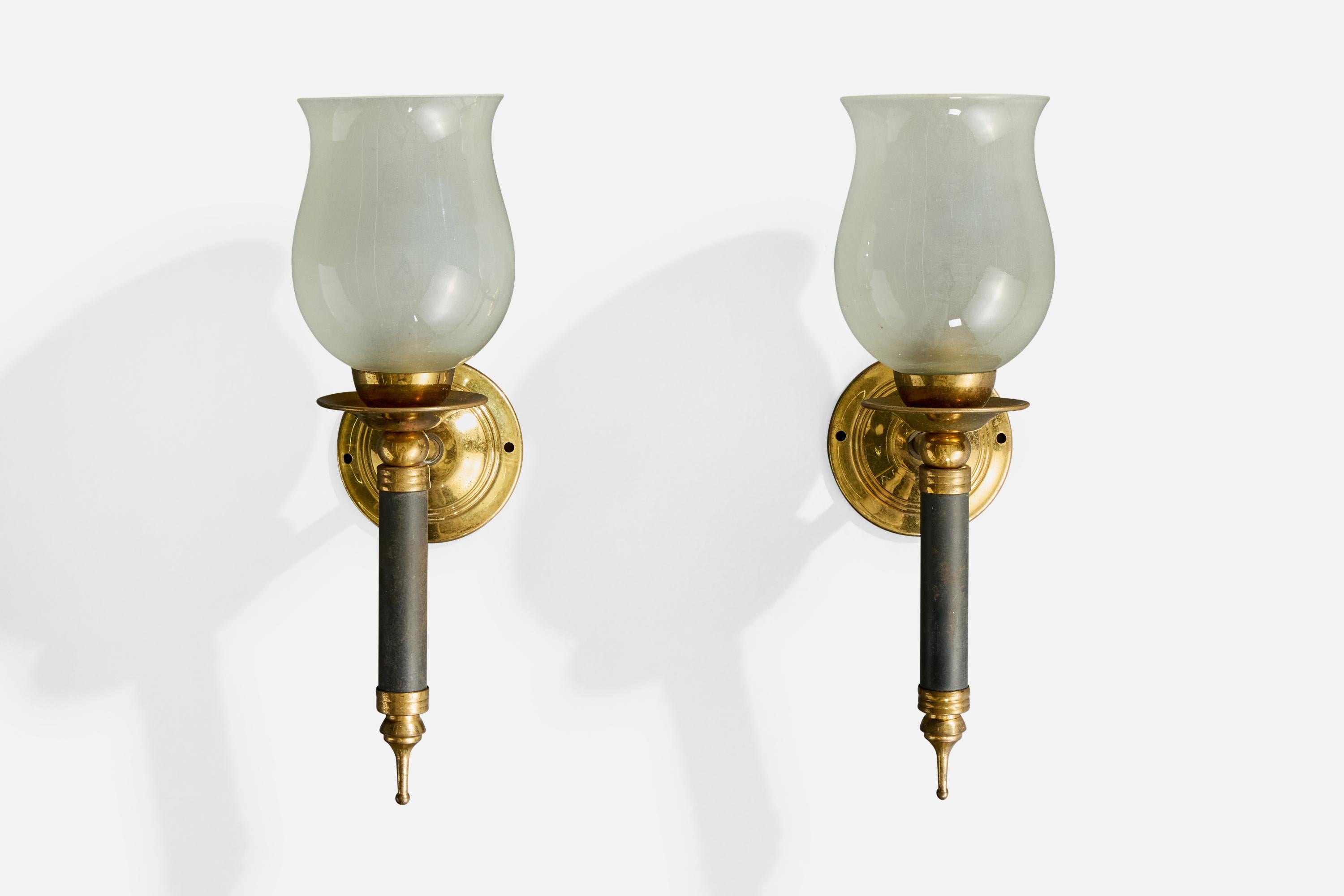 Französischer Designer, Wandleuchten, Messing, Metall, Glas, Frankreich, 1950er Jahre (Moderne der Mitte des Jahrhunderts) im Angebot