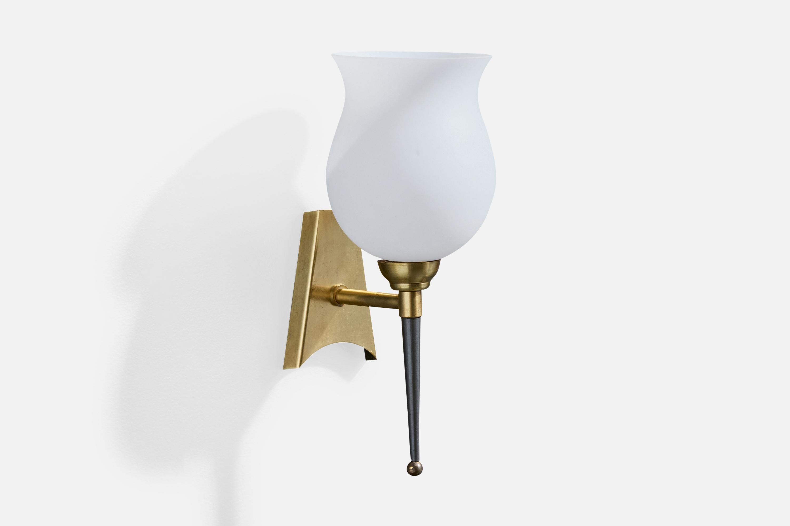 Französischer Designer, Wandleuchten, Messing, Metall, Glas, Frankreich, 1950er Jahre im Zustand „Gut“ im Angebot in High Point, NC