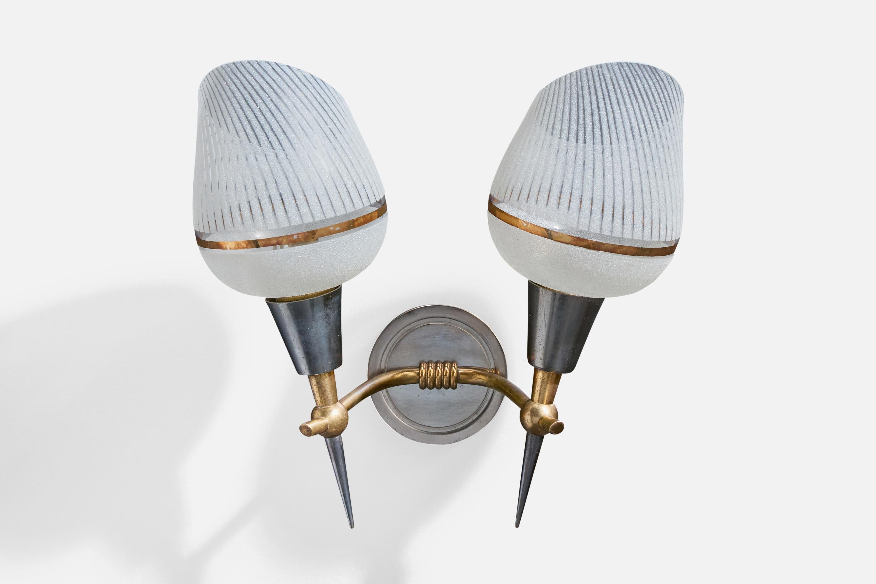 Francese Designer francese, lampade da parete, ottone, metallo, vetro, Francia, anni '50 in vendita