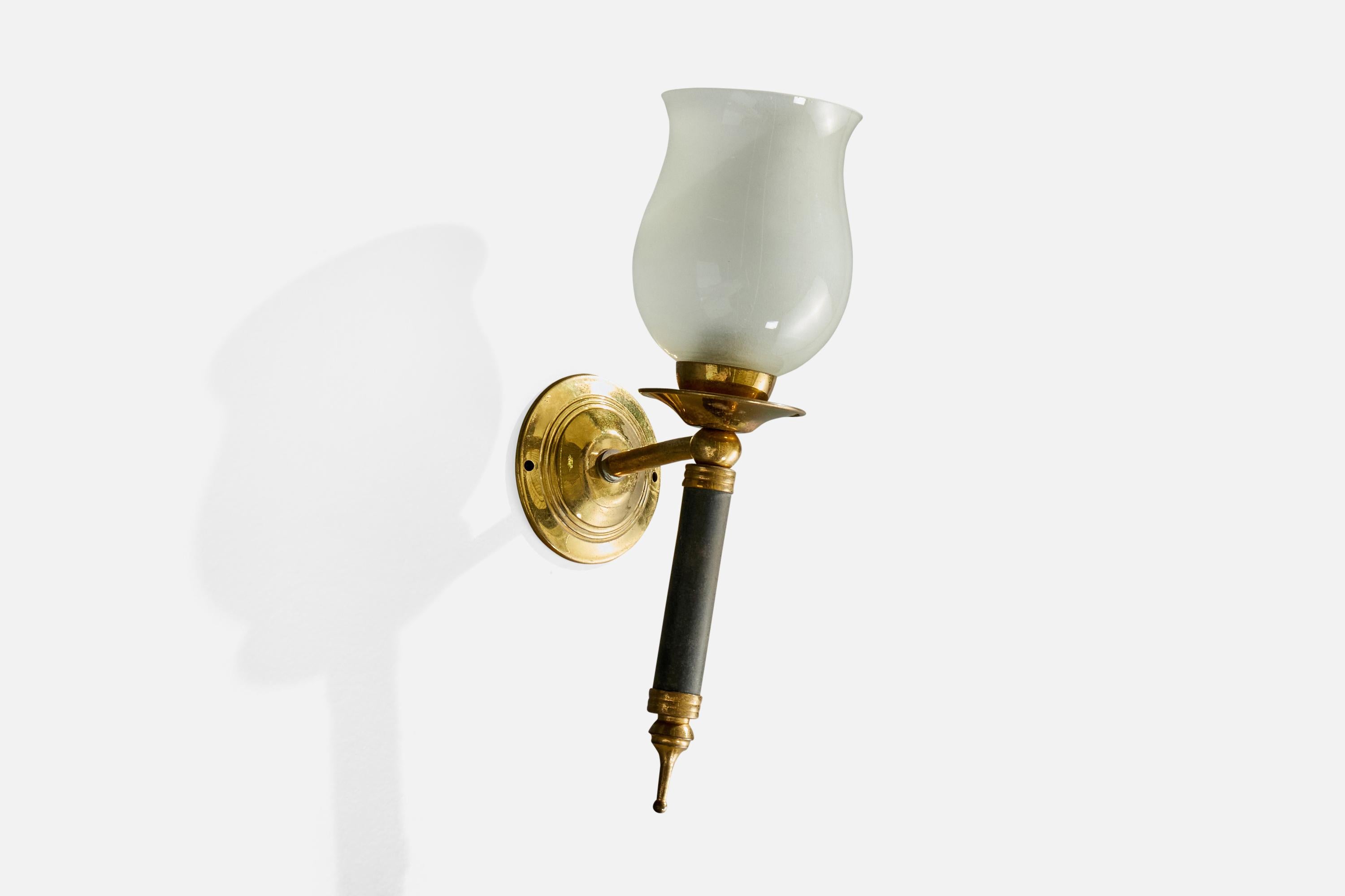 Französischer Designer, Wandleuchten, Messing, Metall, Glas, Frankreich, 1950er Jahre im Zustand „Relativ gut“ im Angebot in High Point, NC