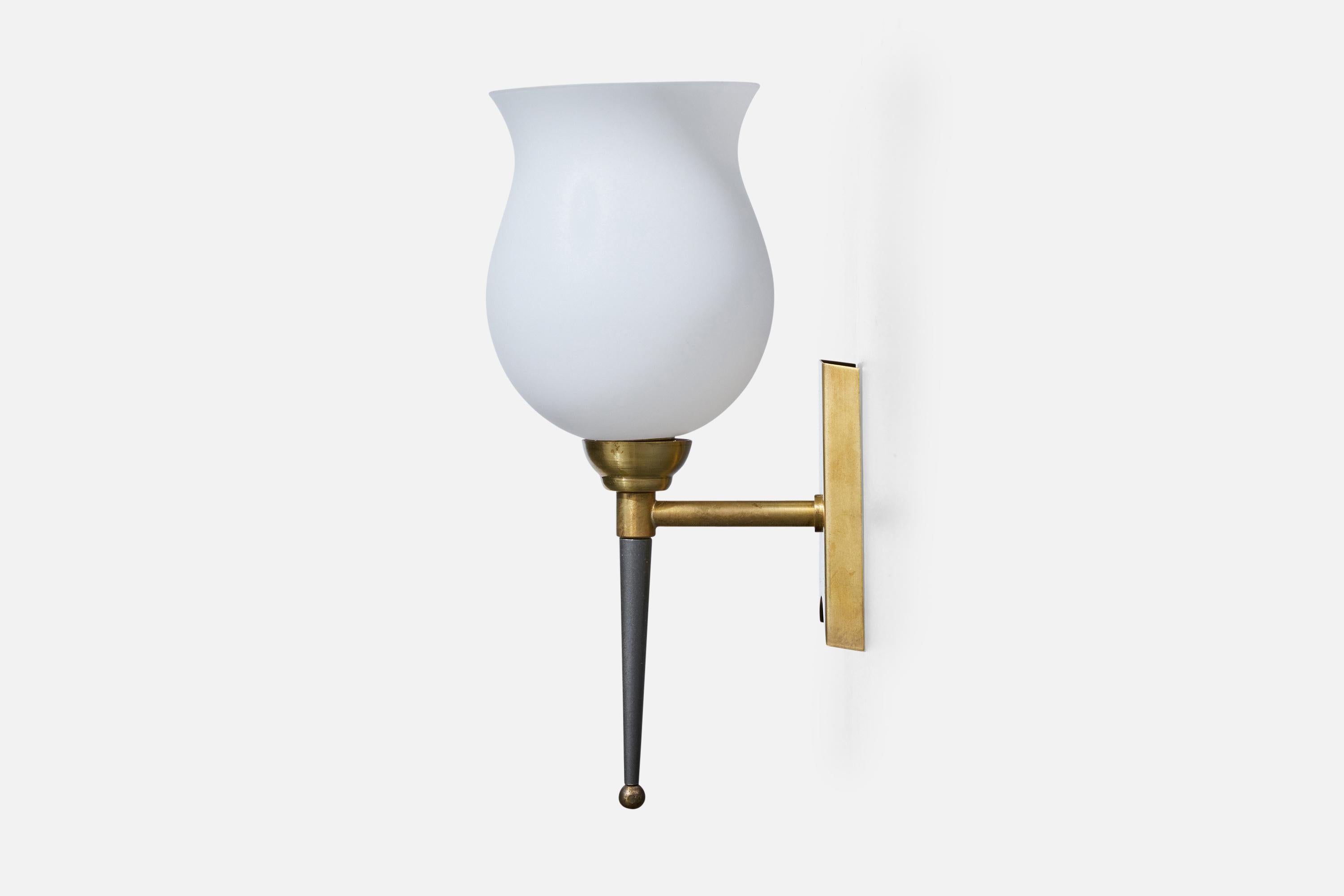 Französischer Designer, Wandleuchten, Messing, Metall, Glas, Frankreich, 1950er Jahre (Mitte des 20. Jahrhunderts) im Angebot