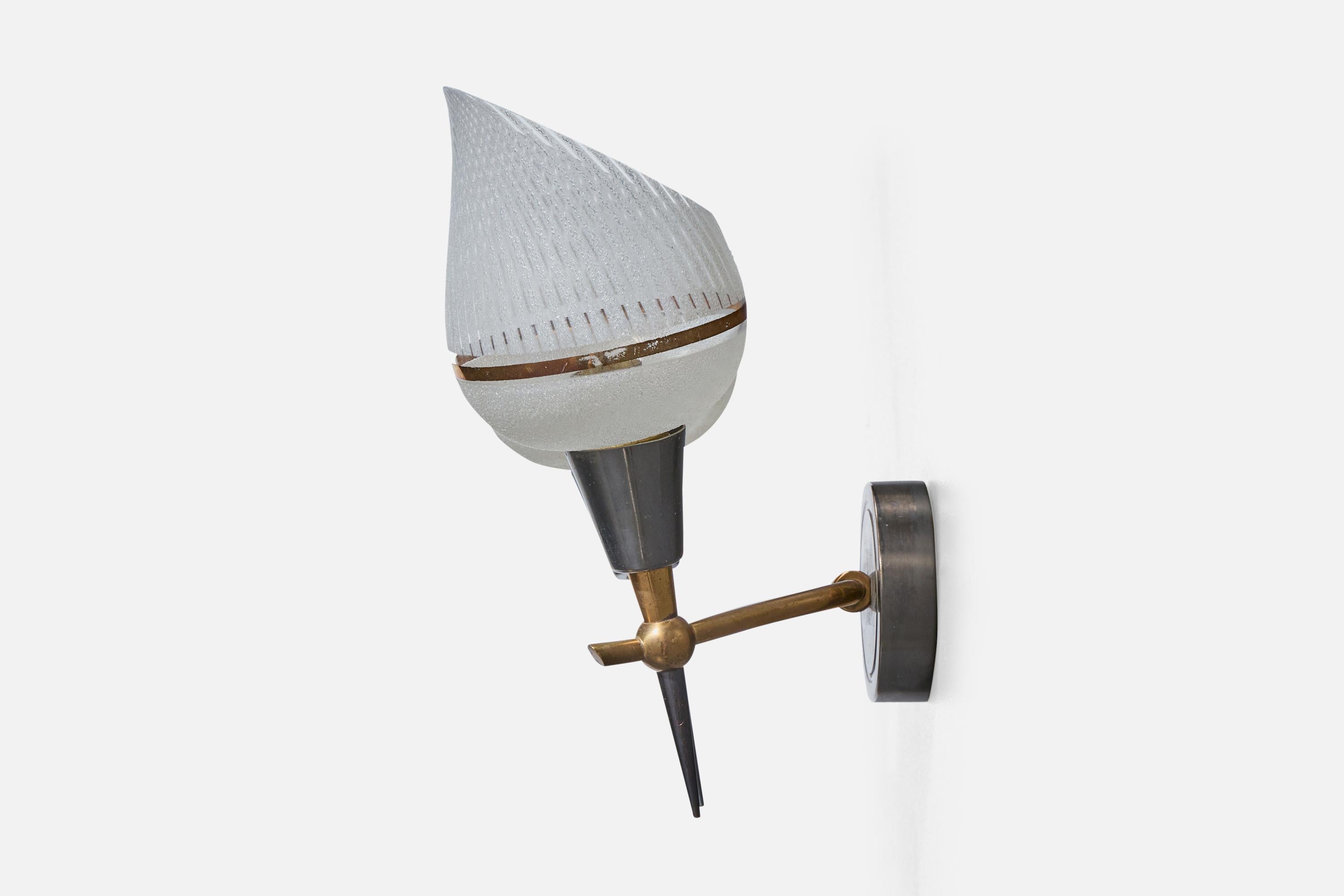 Designer francese, lampade da parete, ottone, metallo, vetro, Francia, anni '50 In condizioni discrete in vendita a High Point, NC