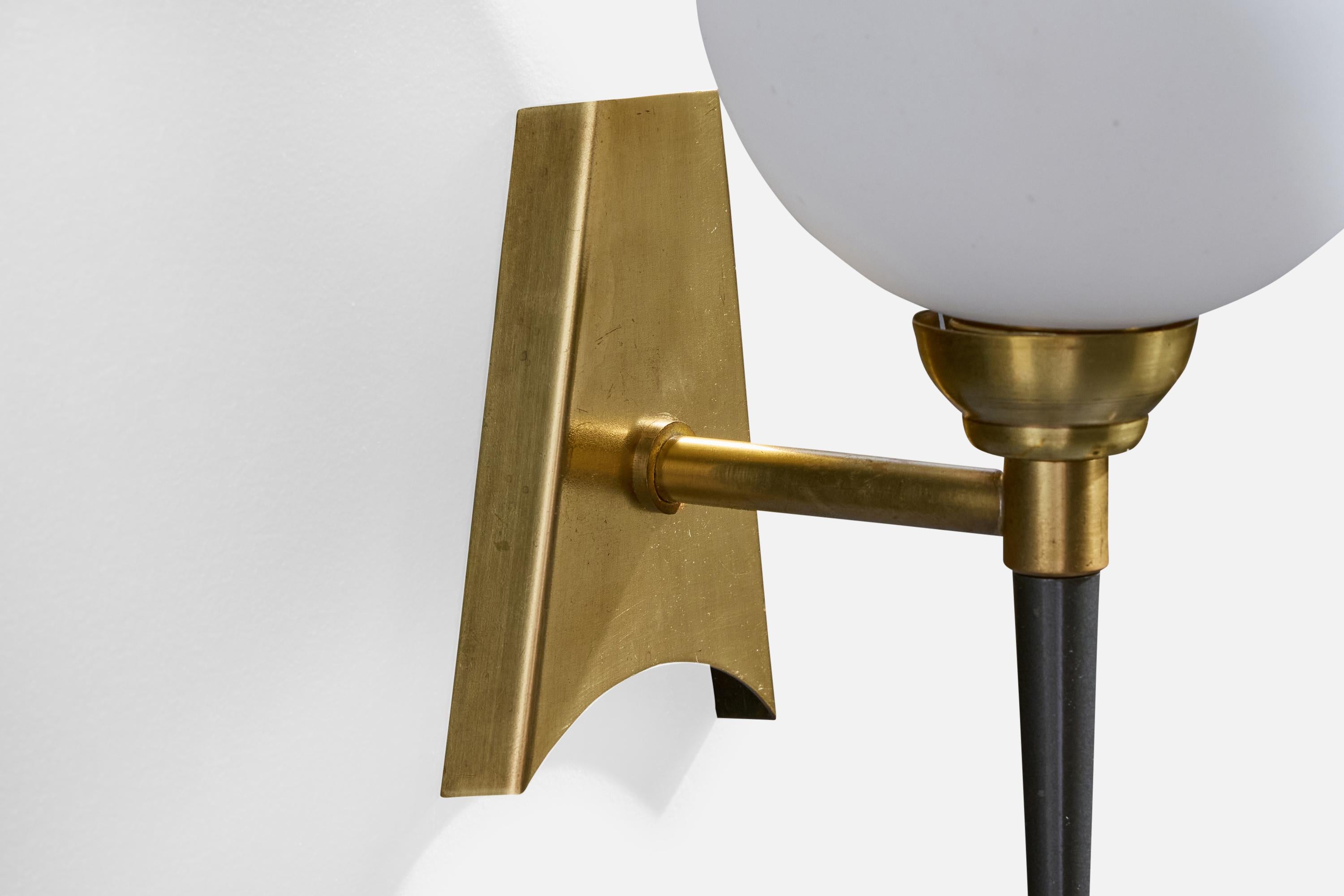 Französischer Designer, Wandleuchten, Messing, Metall, Glas, Frankreich, 1950er Jahre im Angebot 1