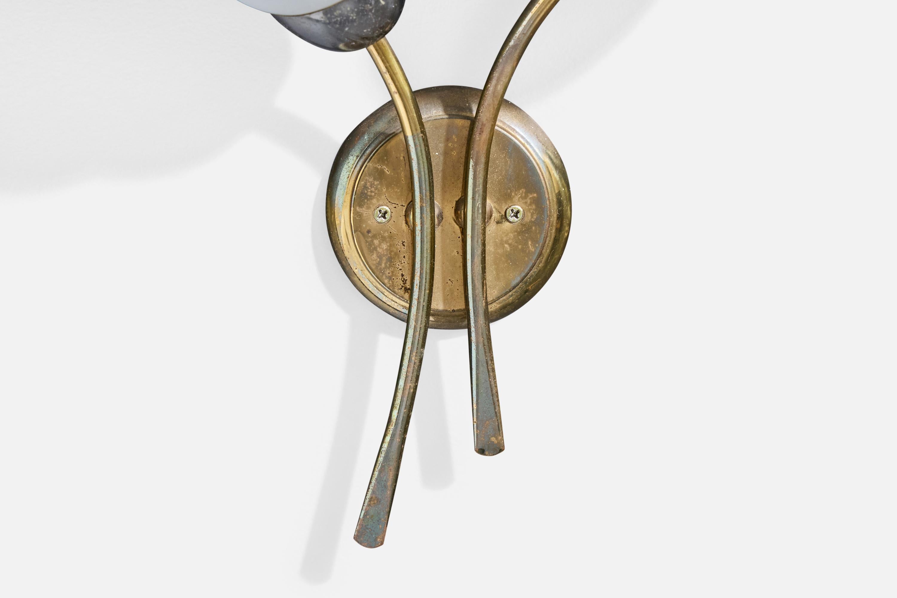 Metallo Designer francese, lampade da parete, ottone, metallo, vetro, Francia, anni '50 in vendita