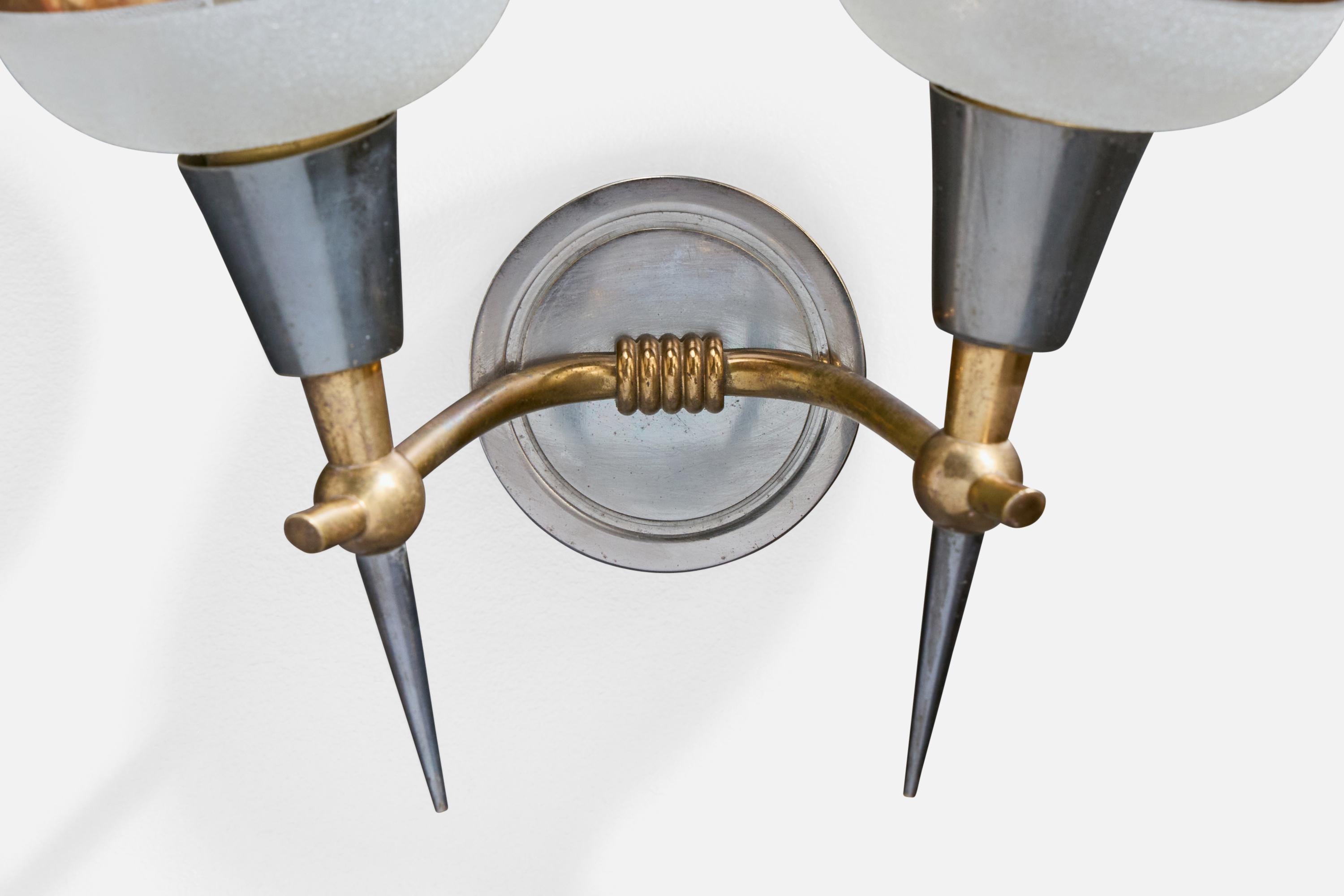 Metà XX secolo Designer francese, lampade da parete, ottone, metallo, vetro, Francia, anni '50 in vendita