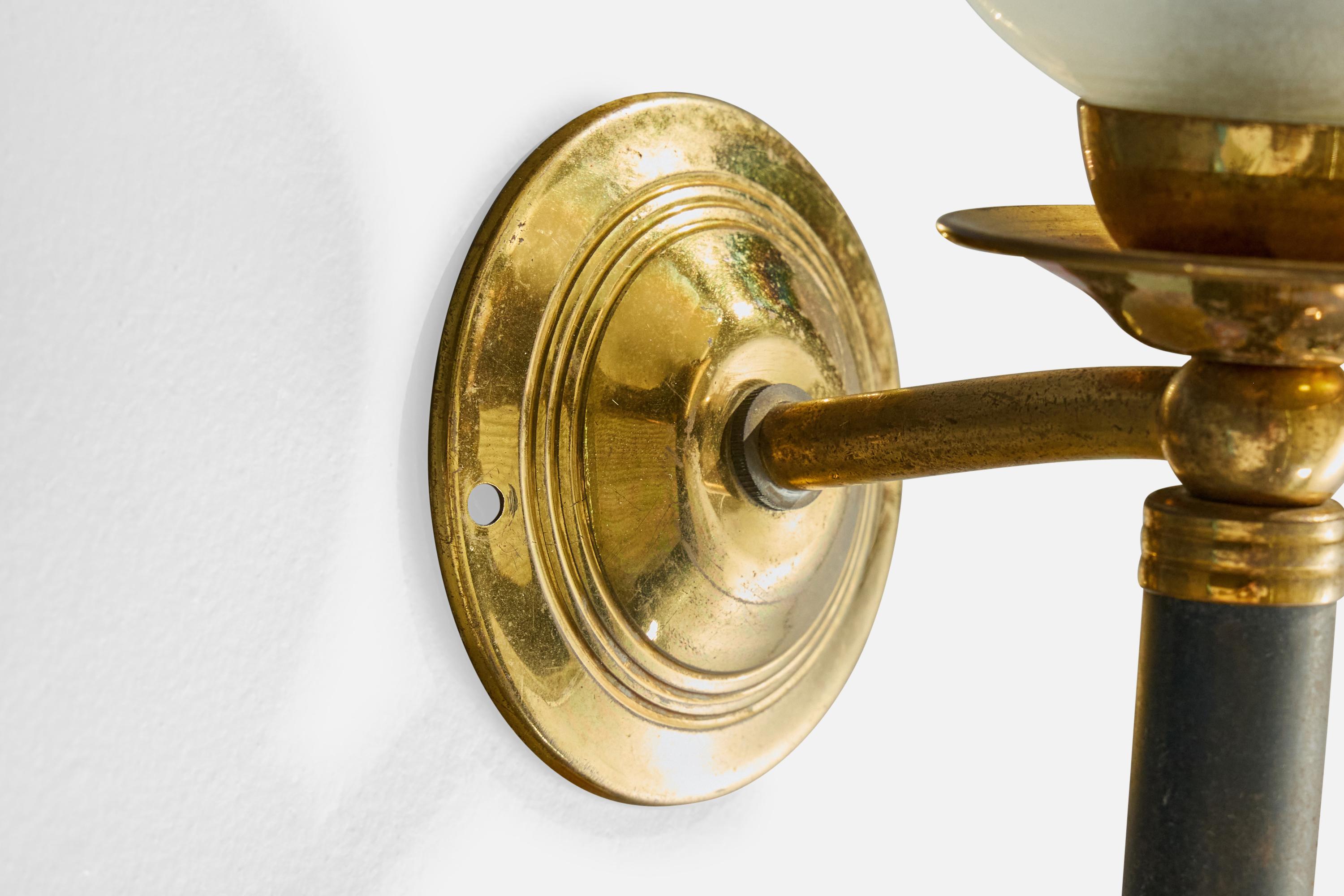 Französischer Designer, Wandleuchten, Messing, Metall, Glas, Frankreich, 1950er Jahre im Angebot 1