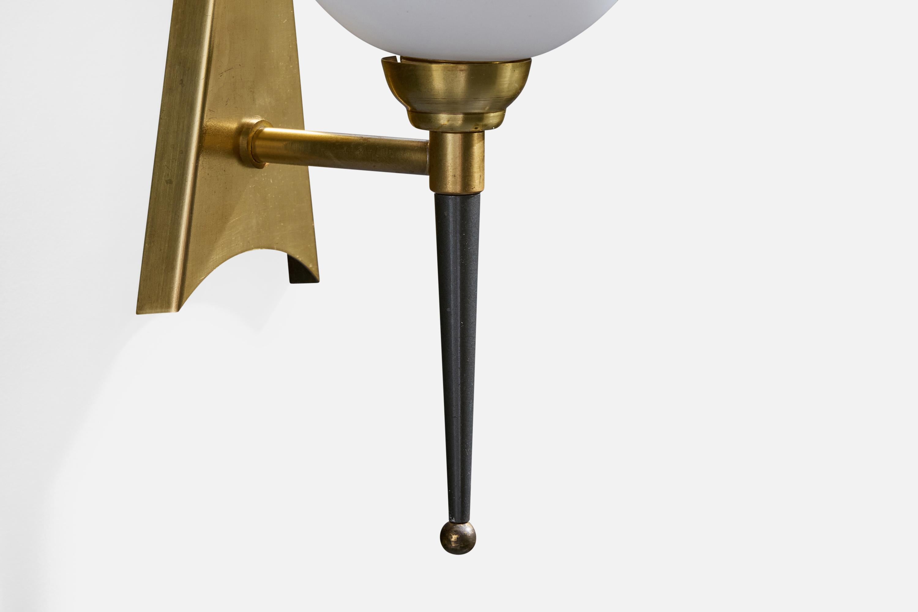 Französischer Designer, Wandleuchten, Messing, Metall, Glas, Frankreich, 1950er Jahre im Angebot 2