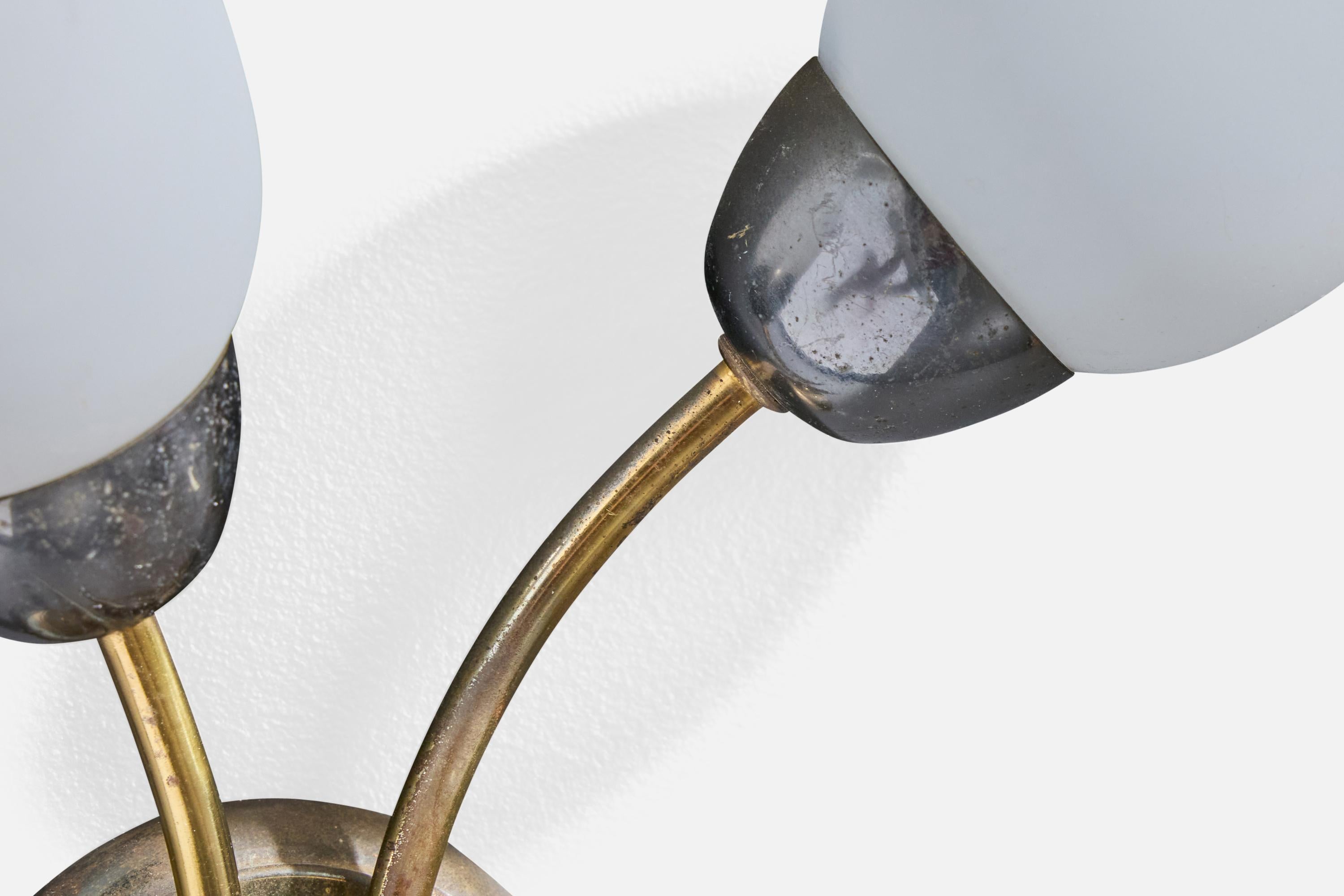 Designer francese, lampade da parete, ottone, metallo, vetro, Francia, anni '50 in vendita 1