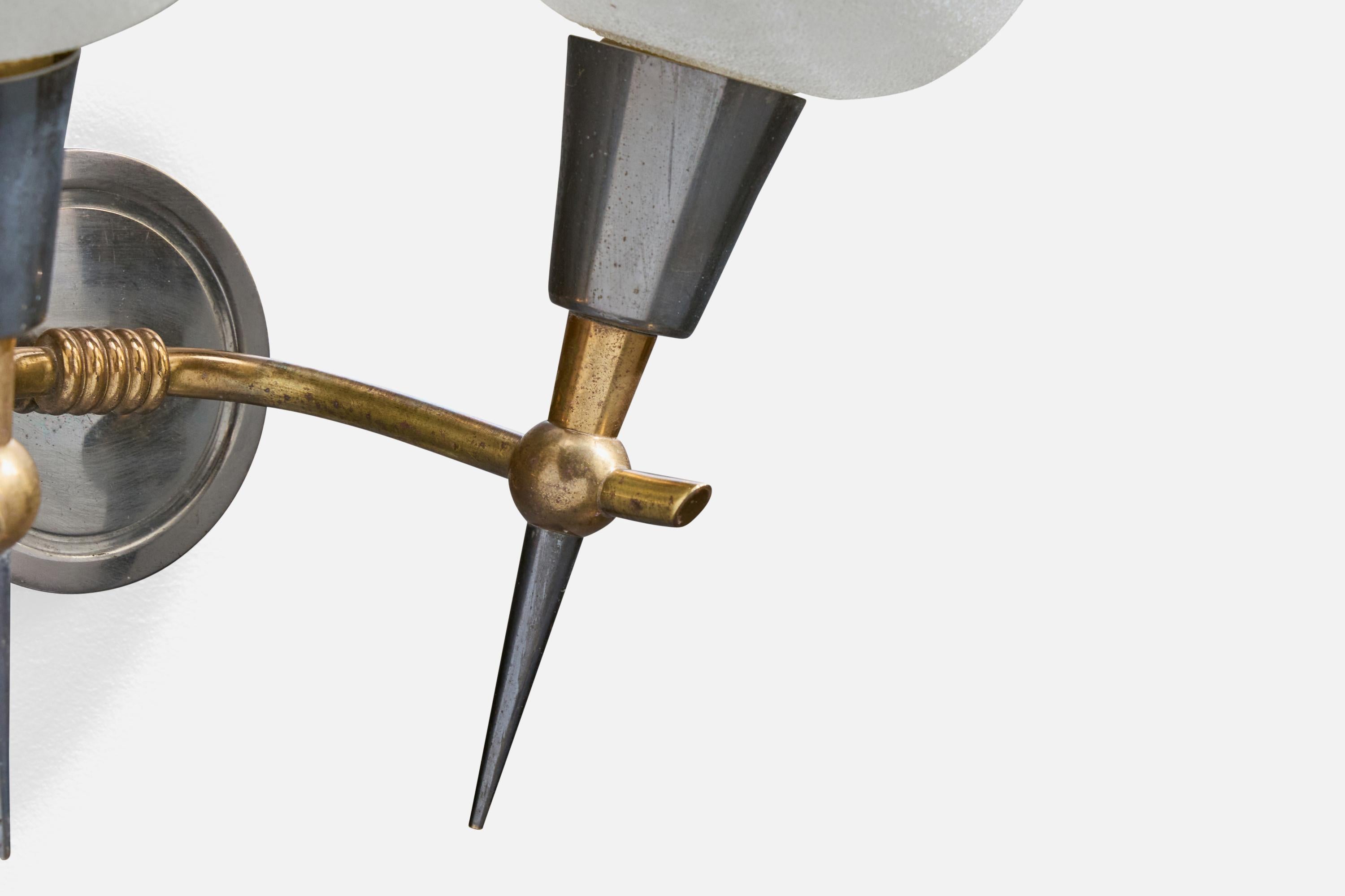 Metallo Designer francese, lampade da parete, ottone, metallo, vetro, Francia, anni '50 in vendita