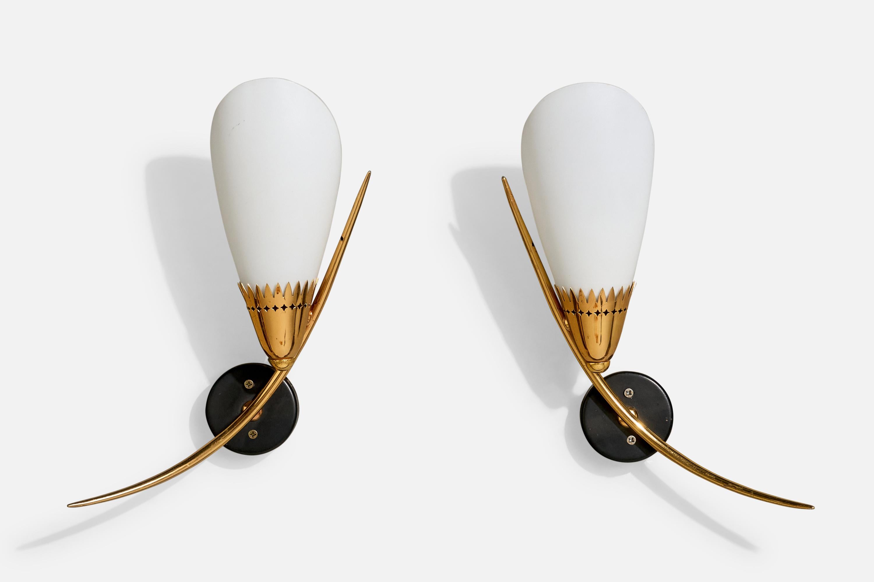 Paire d'appliques en laiton, métal et verre opalin blanc conçues et produites en France, c.C. 1960.

Dimensions globales (pouces) : 12,5