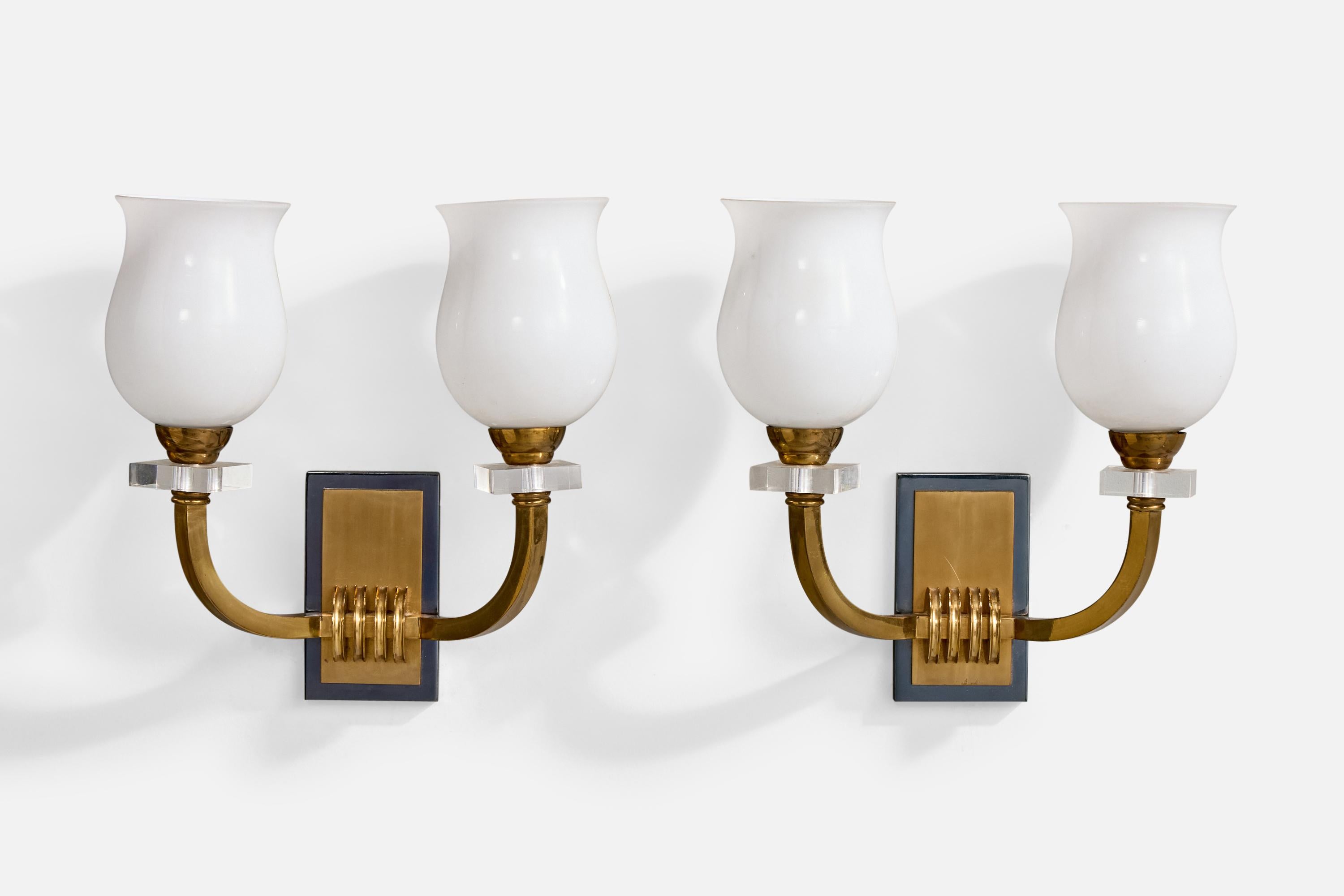Paire d'appliques en laiton, métal, plexiglas et verre opalin blanc conçues et produites en France, c.C. 1950.

Oxydation présente sur le laiton et le métal

Usure correspondant à l'âge et à l'usage.

Dimensions globales (en pouces) : 10,25 