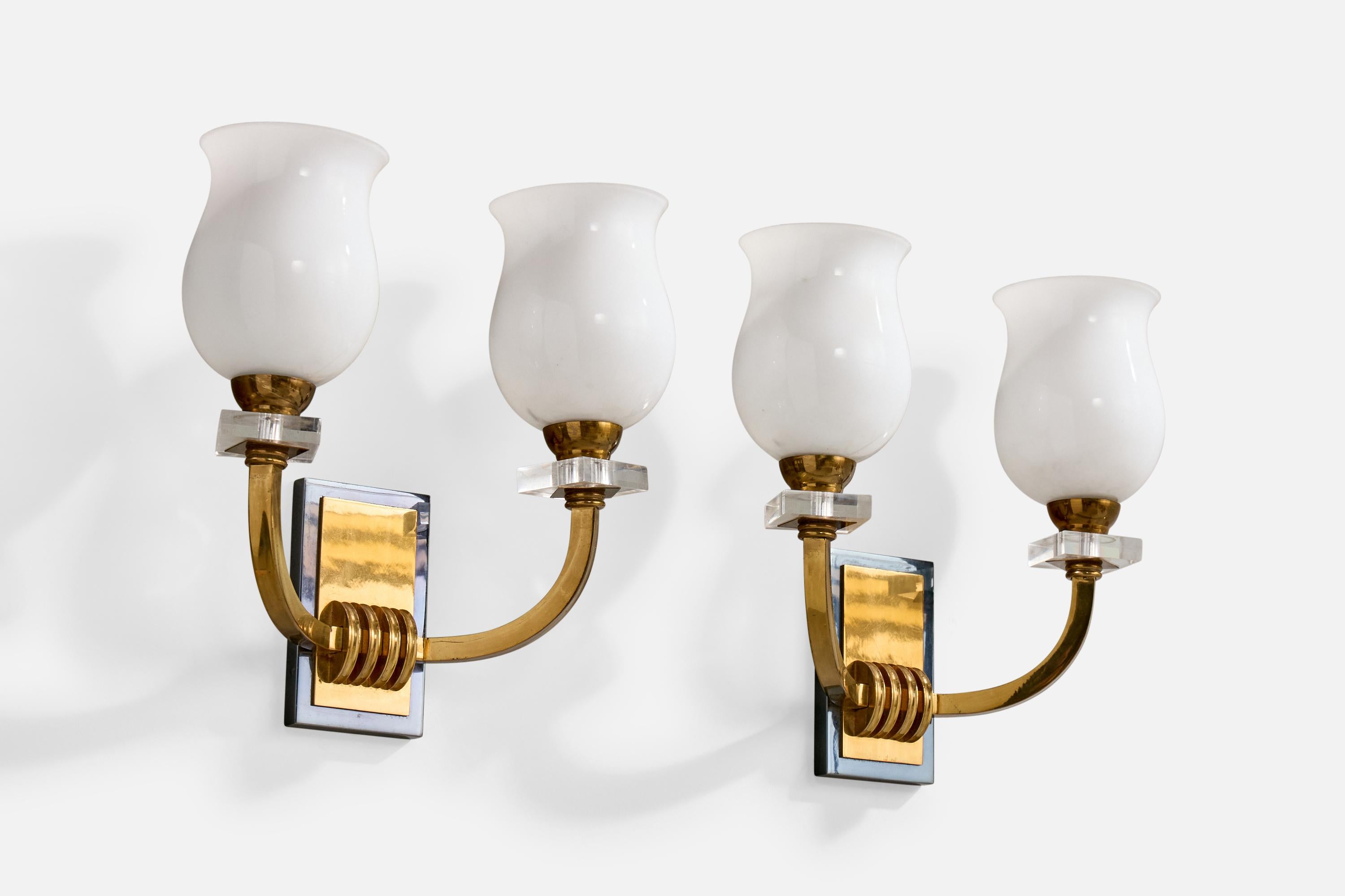 Mid-Century Modern Designer français, appliques, laiton, métal, plexiglas, verre, France, années 1950 en vente