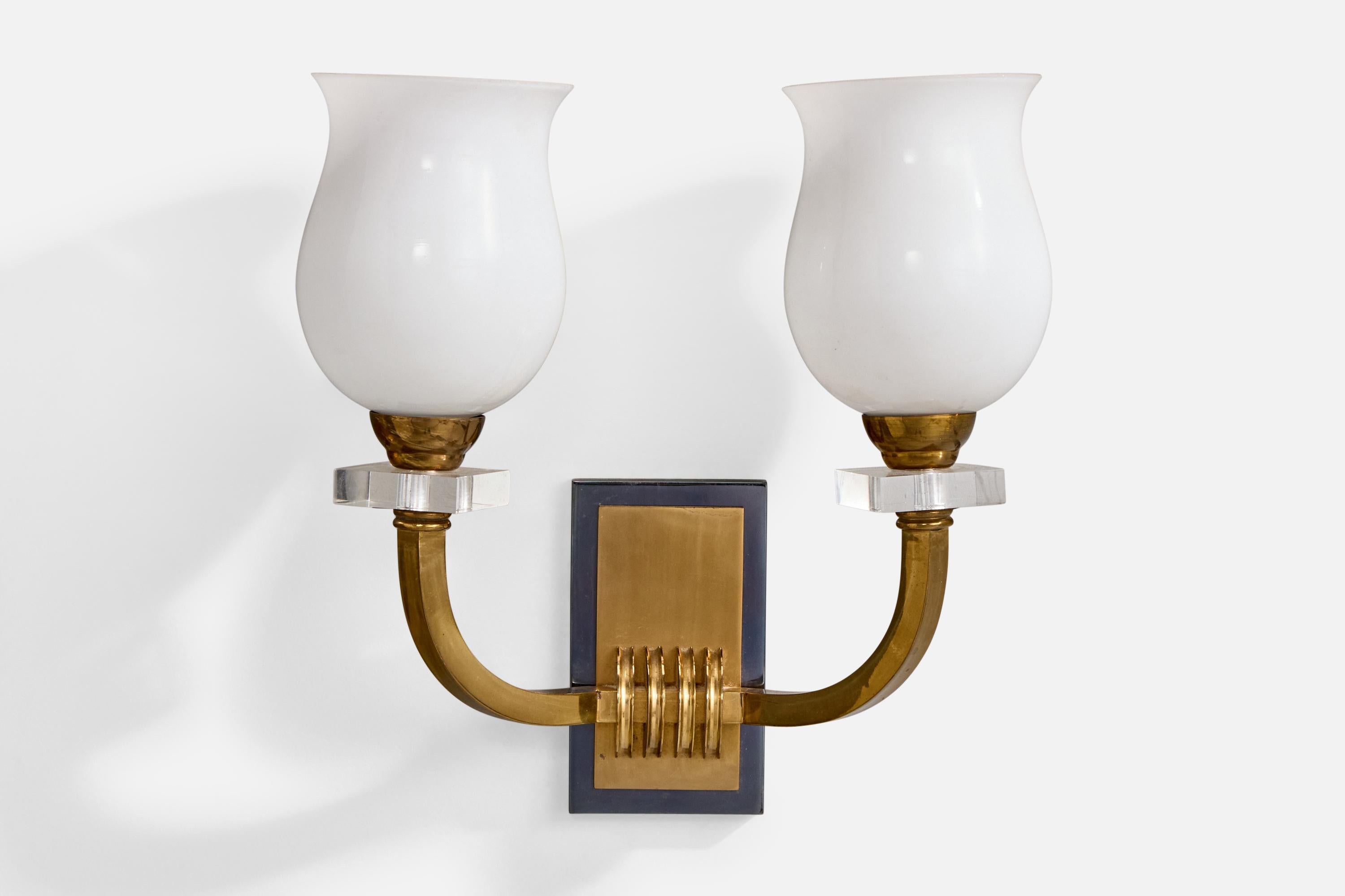 Français Designer français, appliques, laiton, métal, plexiglas, verre, France, années 1950 en vente