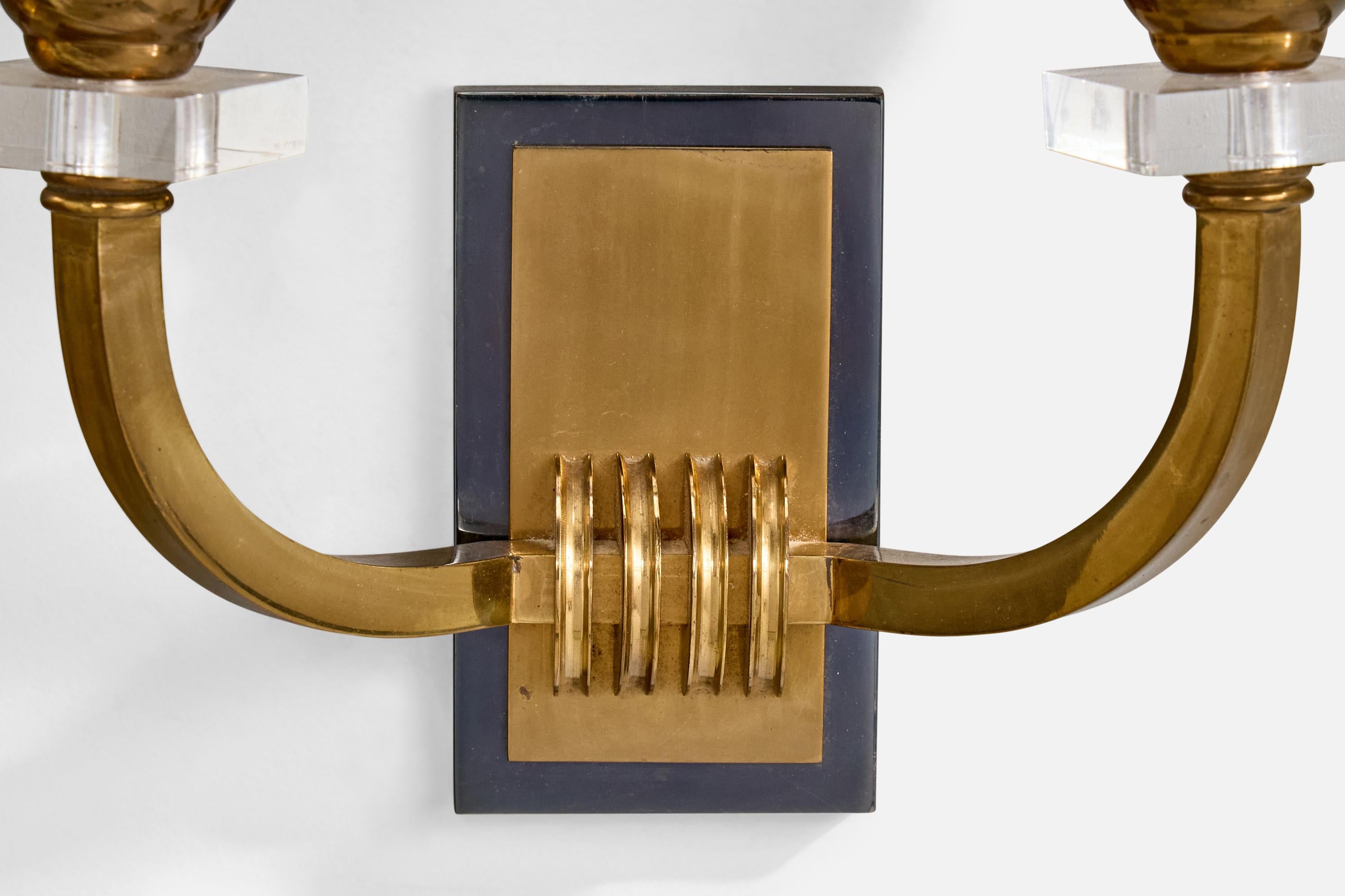 Milieu du XXe siècle Designer français, appliques, laiton, métal, plexiglas, verre, France, années 1950 en vente
