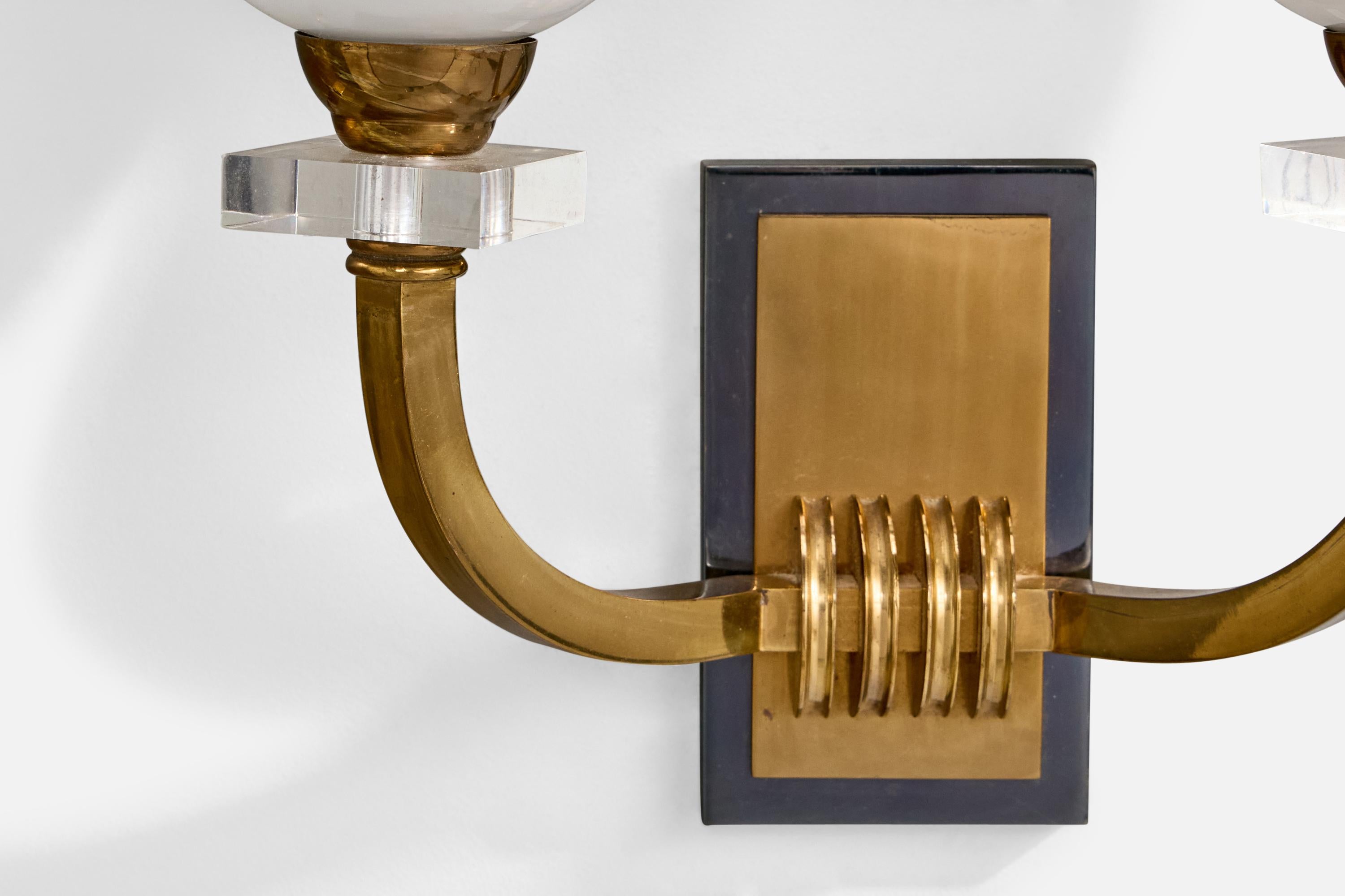 Métal Designer français, appliques, laiton, métal, plexiglas, verre, France, années 1950 en vente