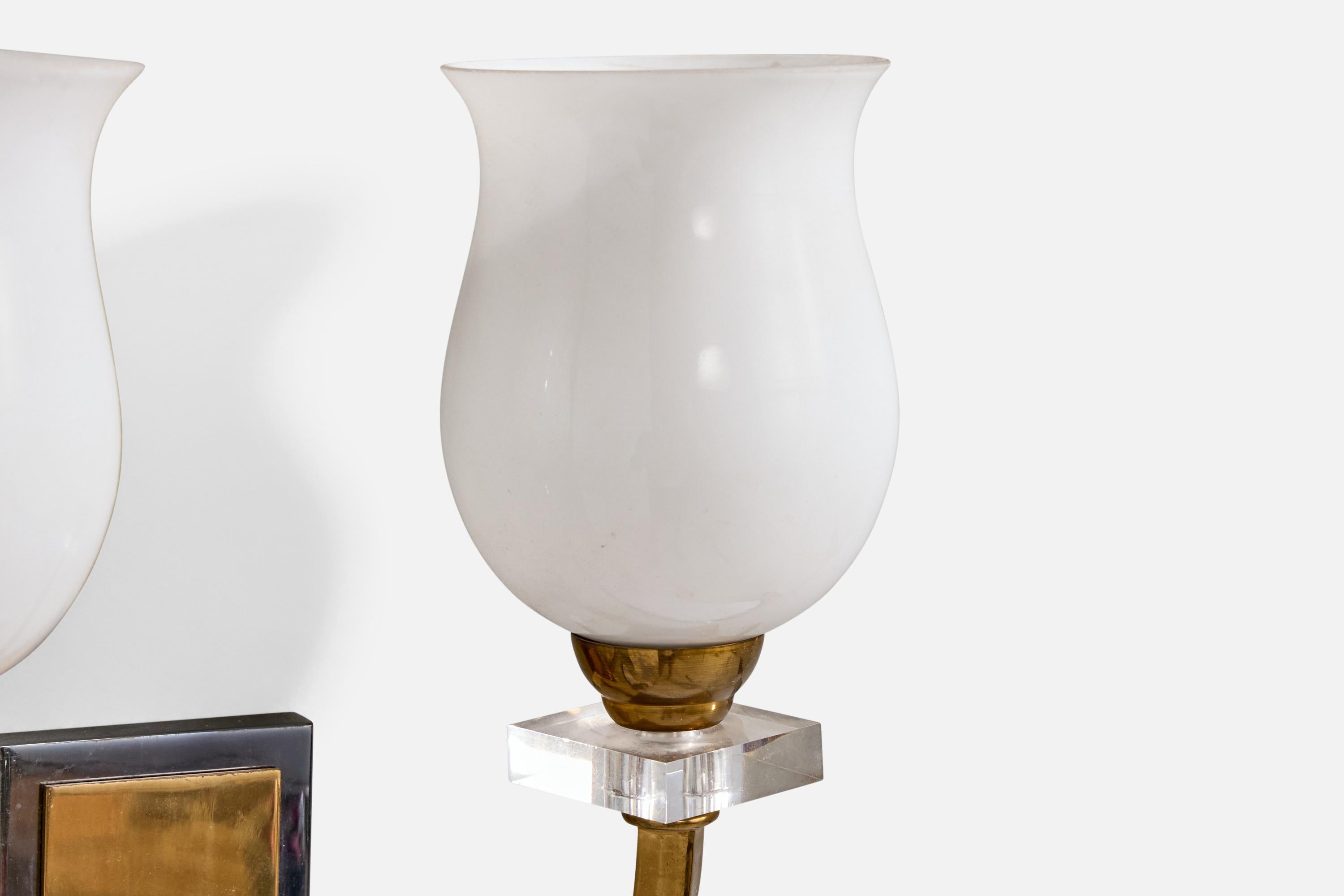 Designer français, appliques, laiton, métal, plexiglas, verre, France, années 1950 en vente 1