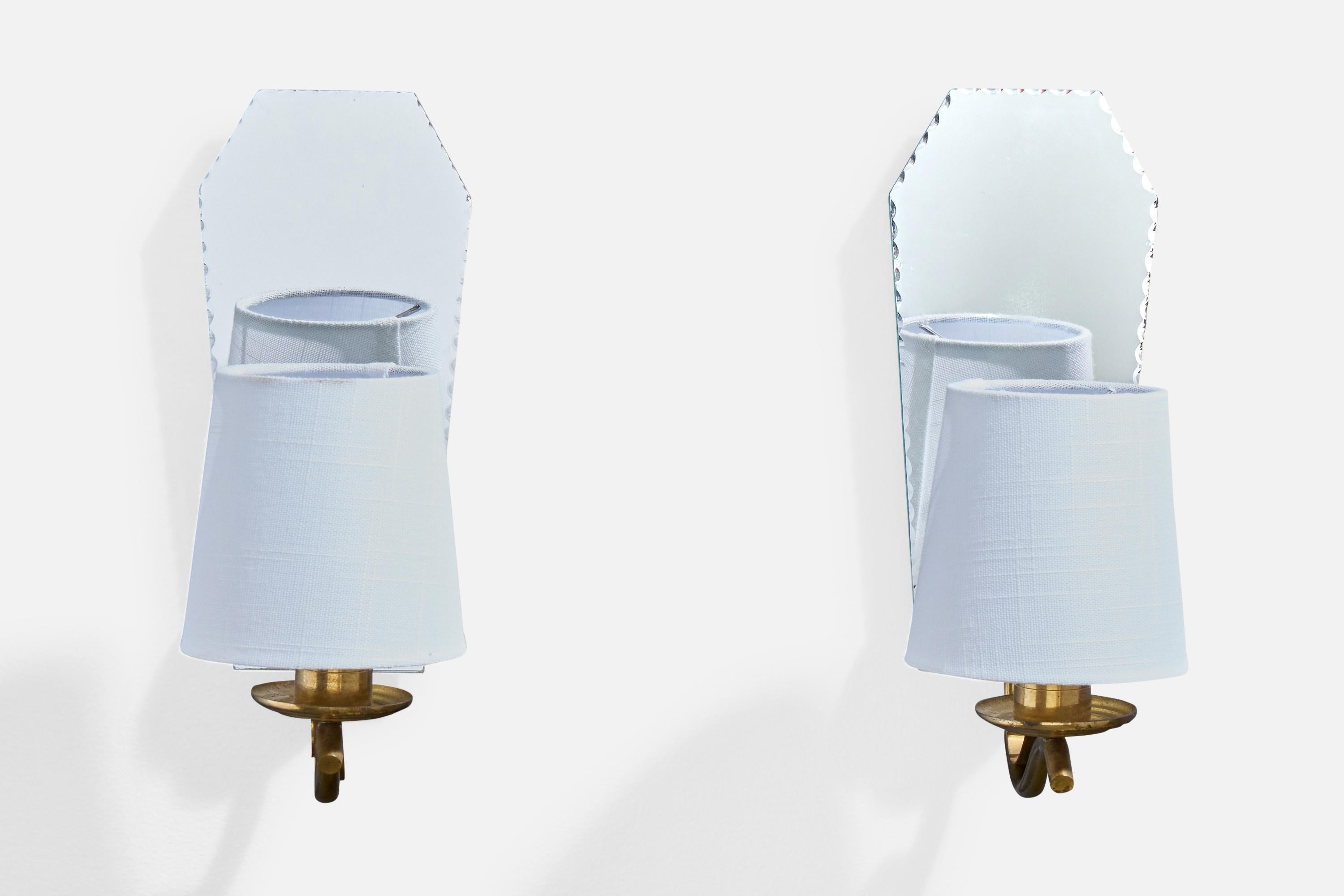 Mid-Century moderno Designer francese, lampade da parete, ottone, specchio, tessuto, Francia, anni '50 in vendita